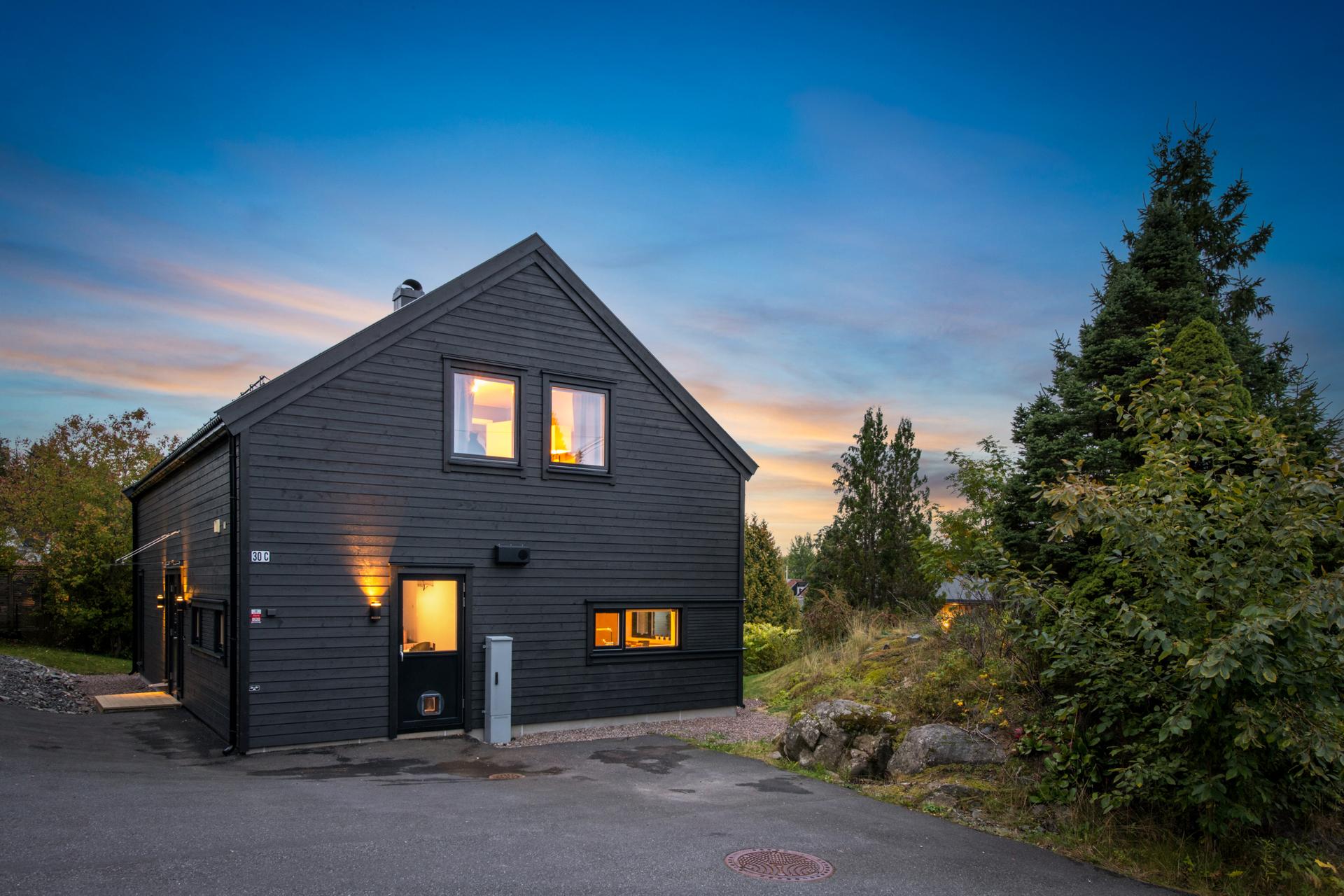 Velkommen til Lerdalsveien 30C. En moderne enebolig over to plan fra 2019 innerst i rolig blindvei. Hovedinngangen er på langsiden. Egen dør til vaskerommet nærmest. To biloppstillingsplasser i forkant.  . Bilde nummer 1 av 3