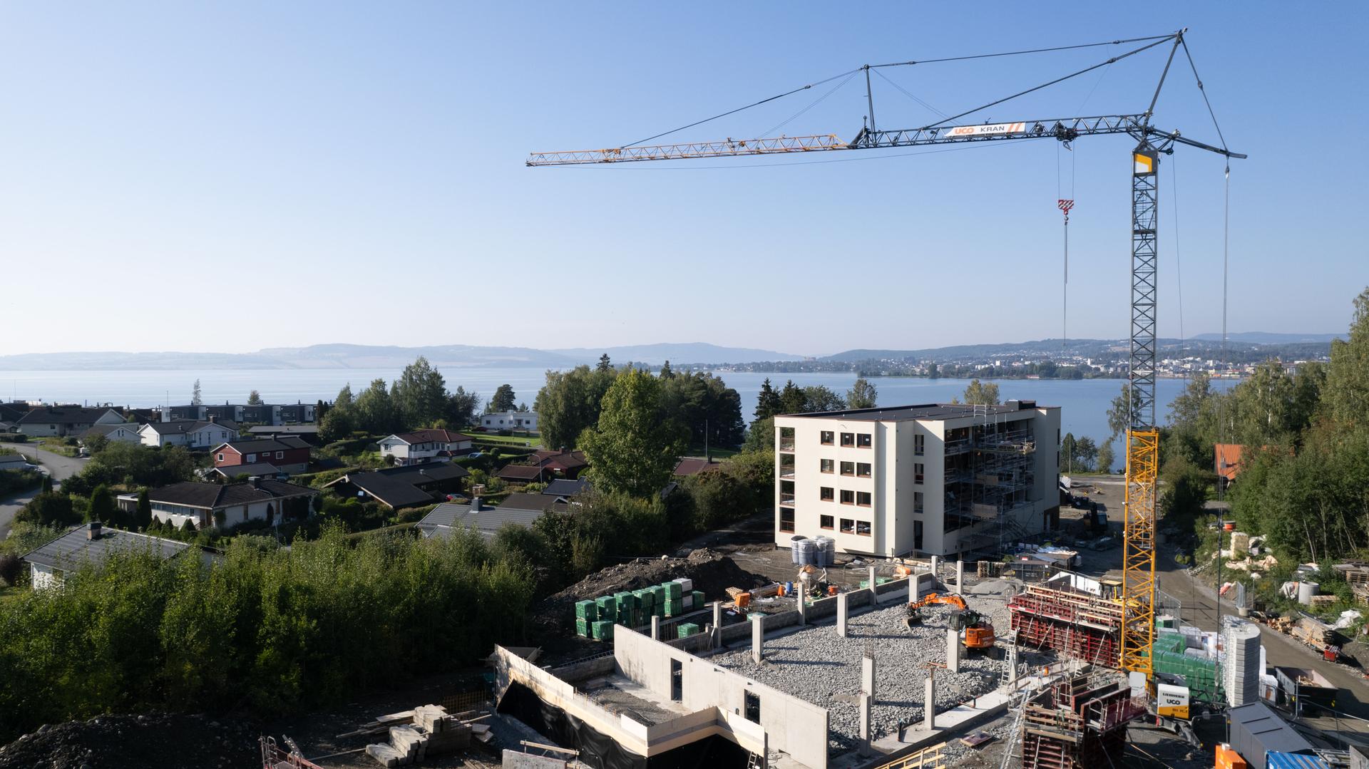 Bygg 2 vil ligge noe inntrukket på tomten. Dette for å både få en romslighet foran leilighetene, samtidig som endeleilighetene (05-leilighetene) vil kunne få noe utsyn nedover oppkjørselen.. Bilde nummer 2 av 3
