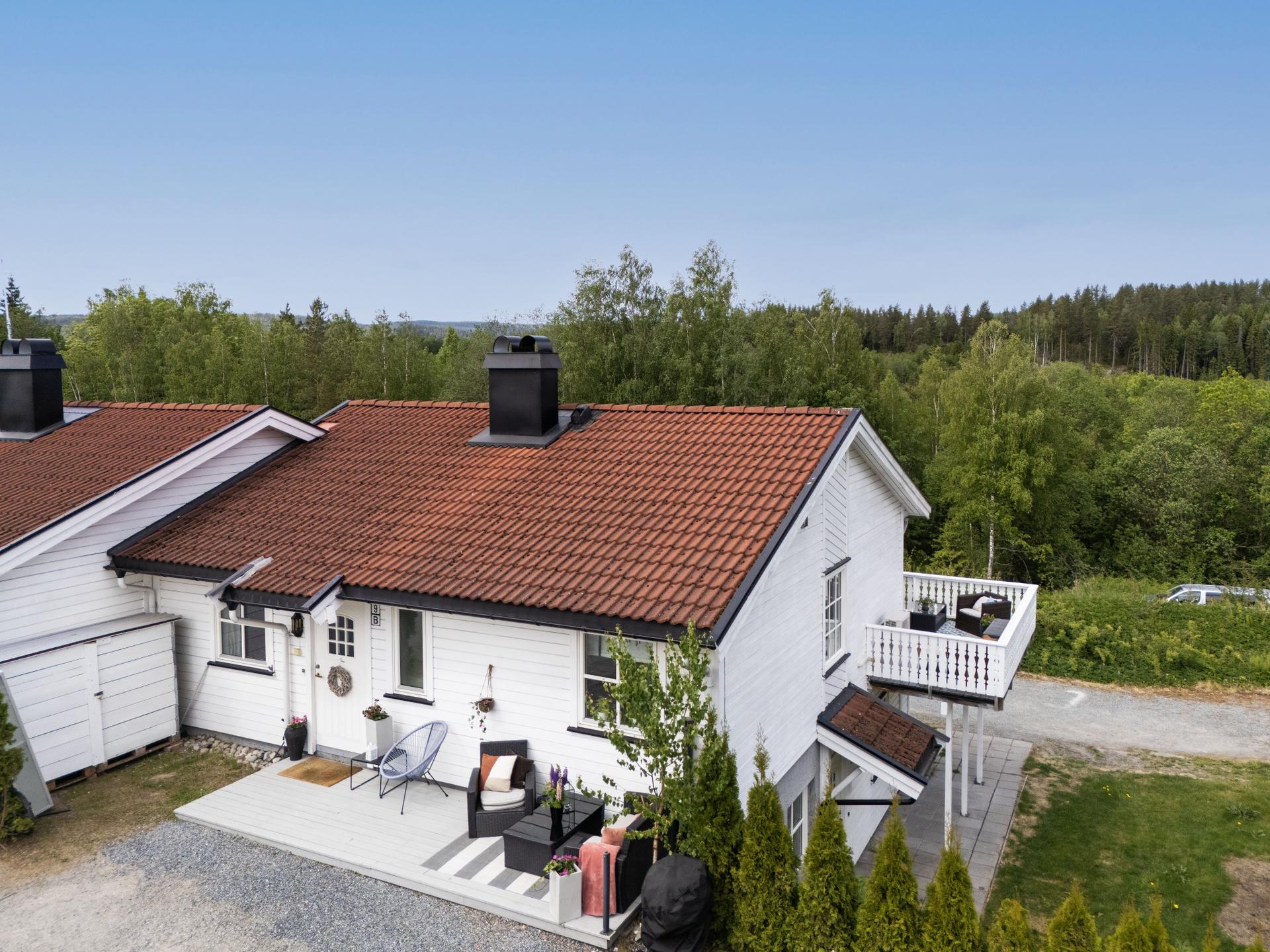 En lys og praktisk leilighet med egen uteplass, beliggende i 2. etasje i en firemannsbolig.. Bilde nummer 2 av 3