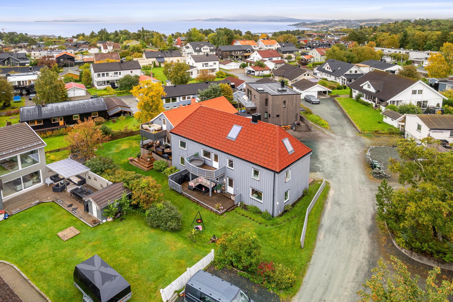 Boligen har en svært familievennlig og tilbaketrukket beliggenhet på Charlottenlund, med nærhet til både dagligvare, gangavstand til skole og idrettsanlegg mm.. Bilde nummer 2 av 3