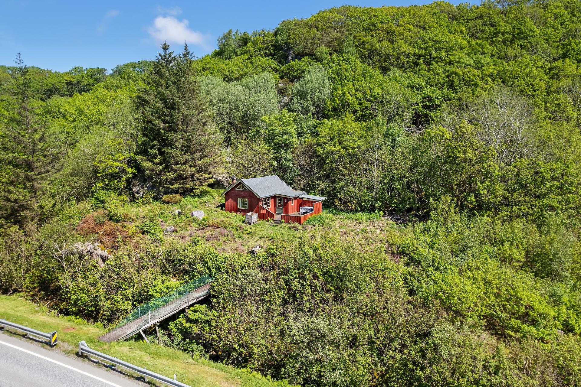 Hytte på en romslig naturtomt på ca. 1,7 mål i naturskjønne omgivelser ved Stapnes.. Bilde nummer 2 av 3