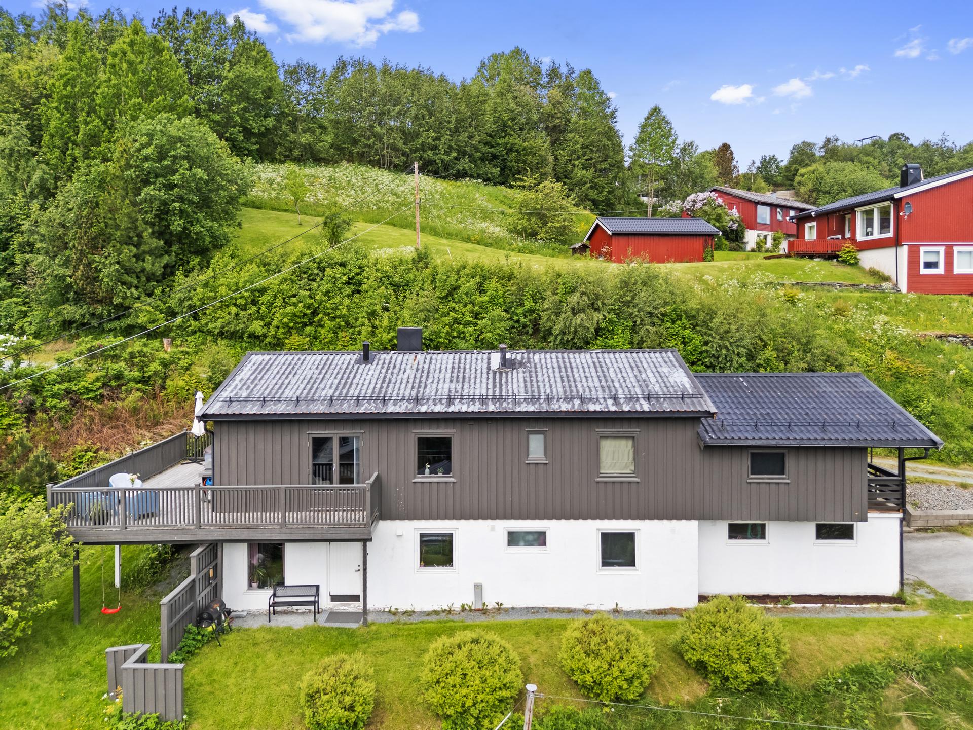Dette er en flott og innholdsrik enebolig oppført i en etasje over sokkel.. Bilde nummer 2 av 3