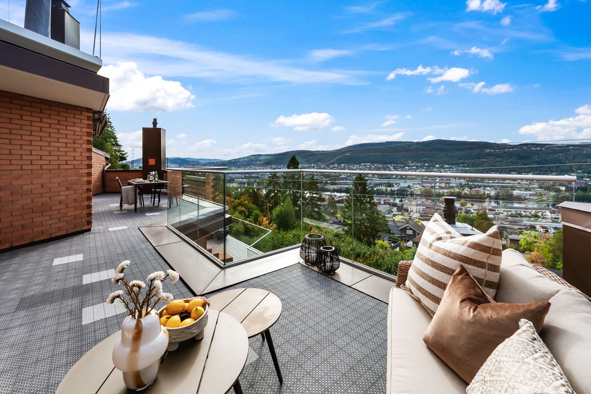 Stor terrasse med glassrekkverk og vidstrakt utsikt over Drammen.. Bilde nummer 3 av 3