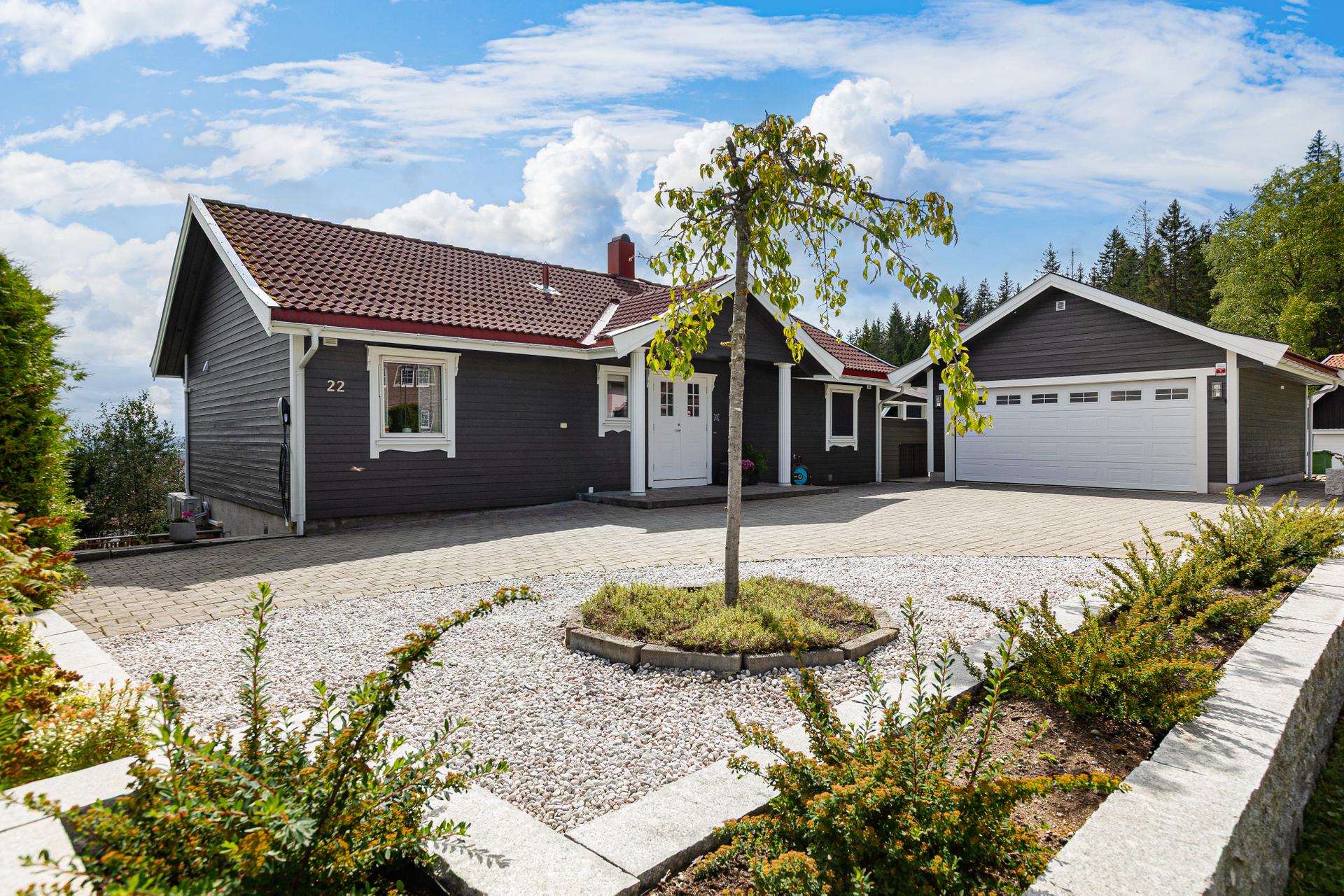 Velkommen til Kvitebjørnveien 22! En familievennlig enebolig i et etablert og familievennlig nabolag på Vardefjellet. Foto: Hege K Leren.. Bilde nummer 1 av 3