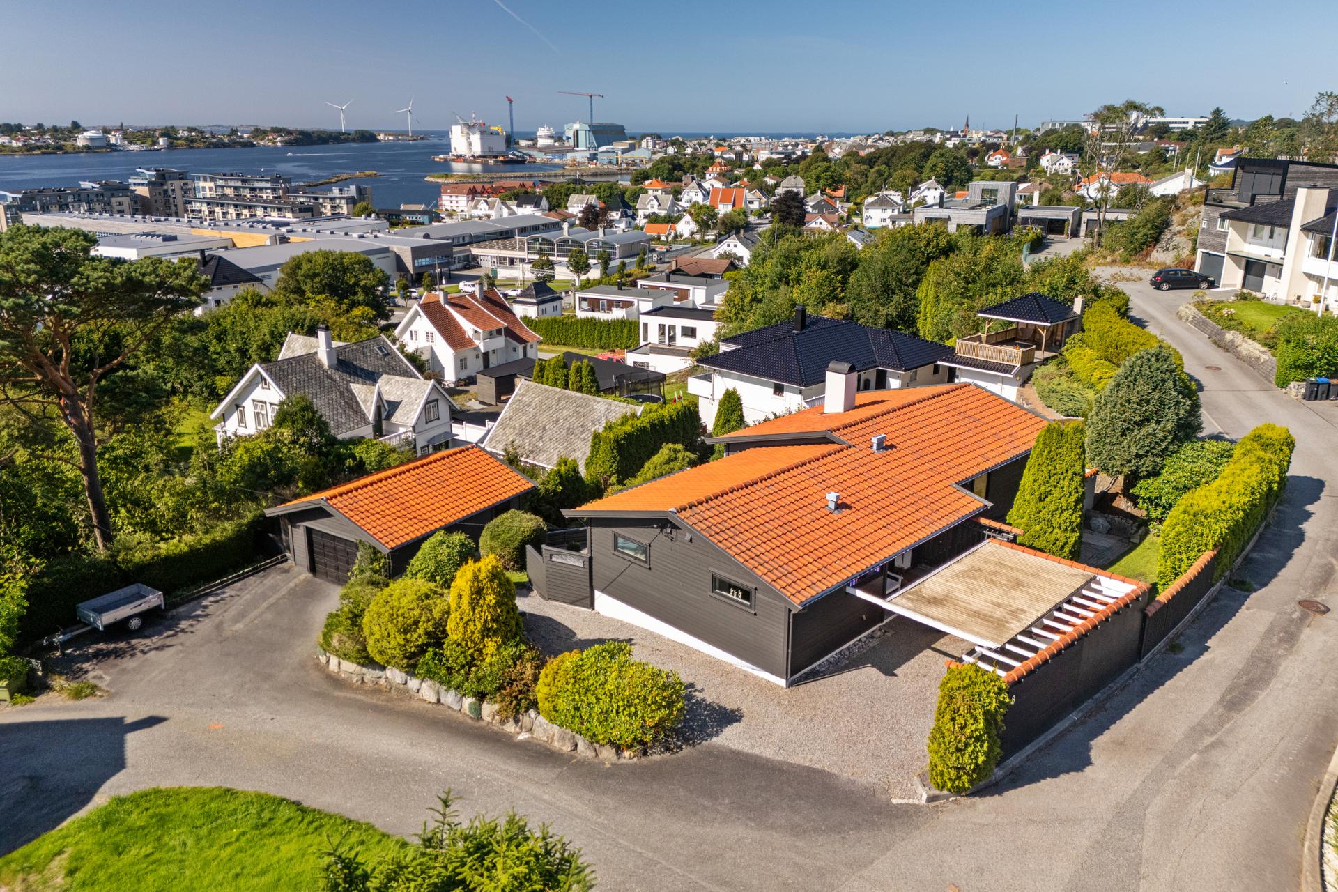 Velkommen til Åkrehamngata 8 ! En innholdsrik og familievennlig enebolig med flott sjøutsikt Foto: FOTO YOON. Bilde nummer 1 av 3