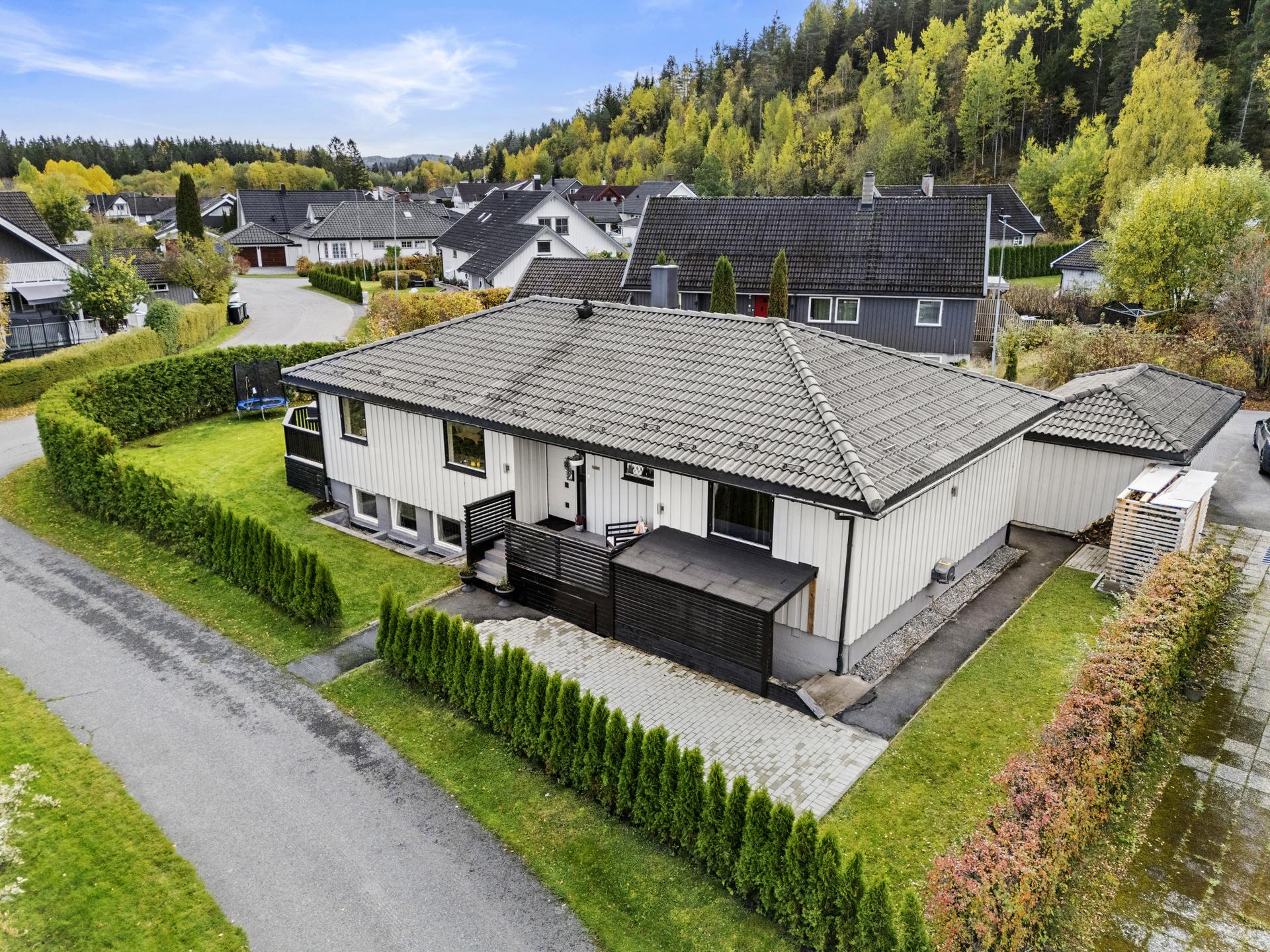 Innholdsrik enebolig over to plan med pent opparbeidet tomt, usjenert hage og frittstående garasje.. Bilde nummer 2 av 3