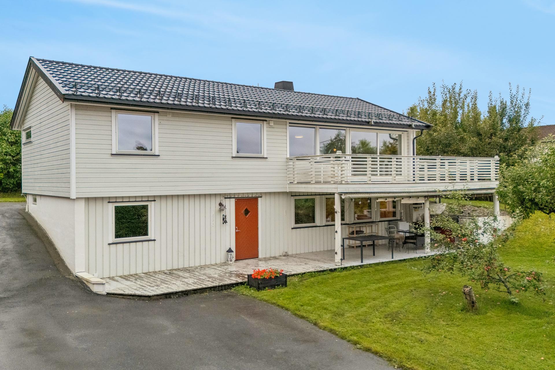 Enebolig over to plan med sydvendte uteplasser! Bygget fikk etterisolert fasade og ny kledning i 2016.. Bilde nummer 3 av 3
