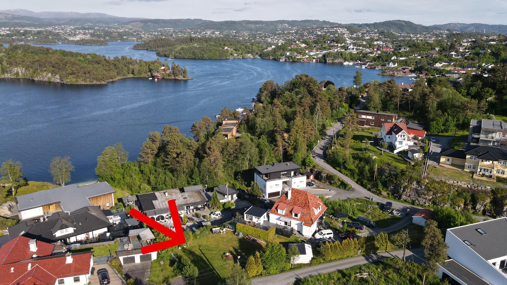 Velkommen til denne attraktive tomten! Foto: [Fotograf eller fotofirma]. Bilde nummer 1 av 3