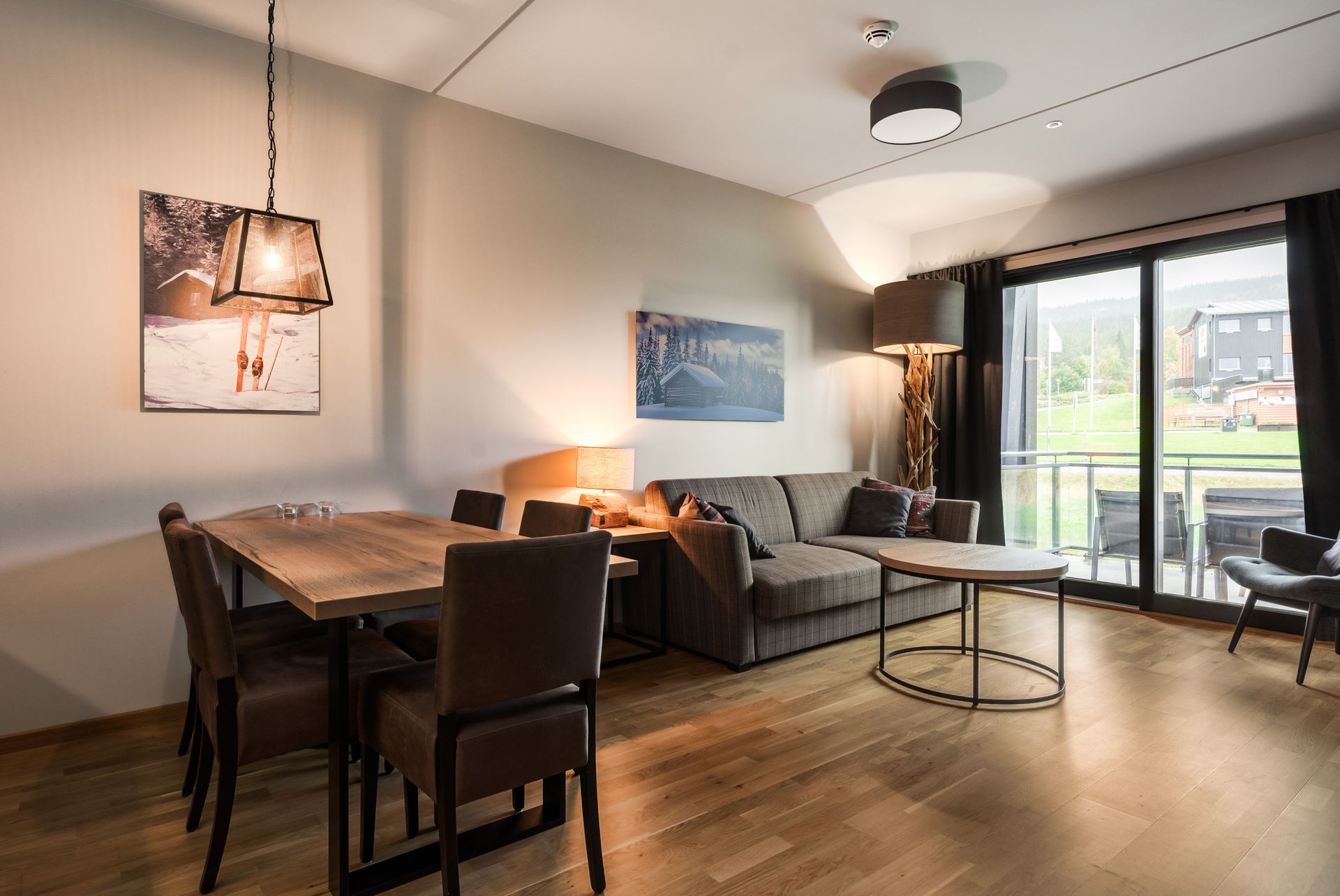 Velkommen til Hotellvegen 2. Foto: Husfoto. . Bilde nummer 1 av 3