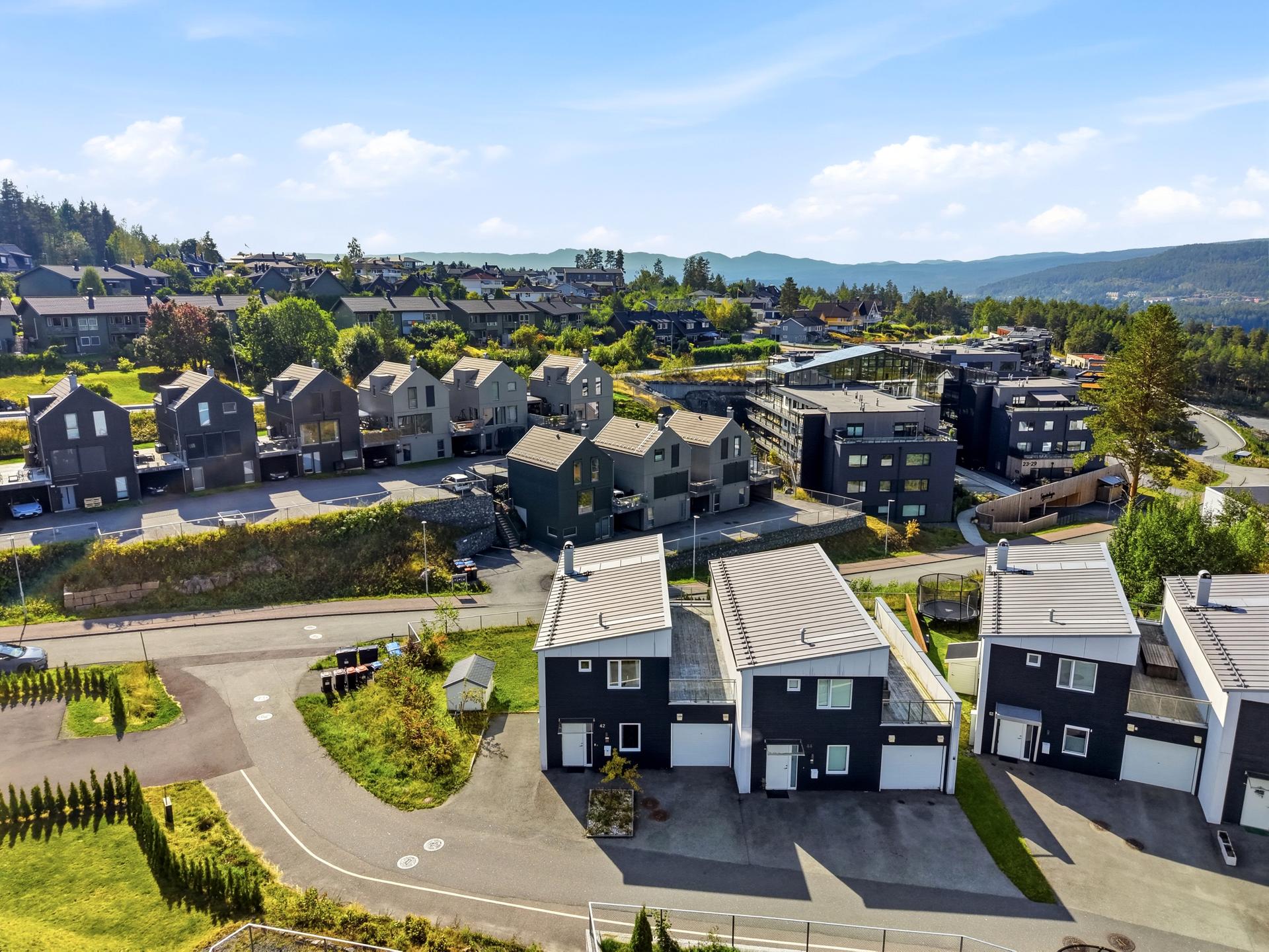 Moderne, vertikaldelt tomannsbolig beliggende i et rolig og veletablert bomiljø på populære Gamlegrendåsen Nord.. Bilde nummer 2 av 3