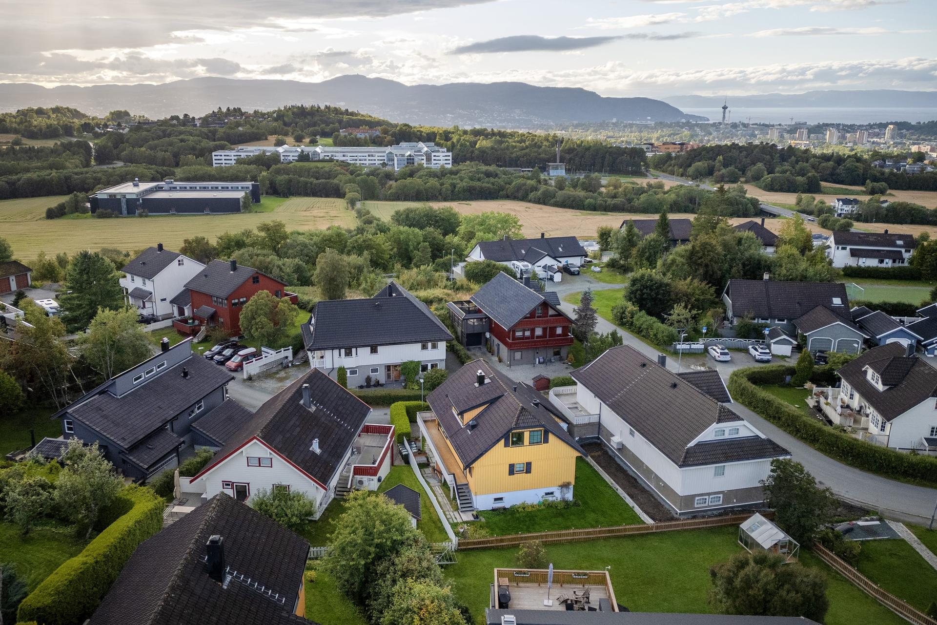 På Stokkanhaugen består eiendommene i hovedsak av familieboliger, og en fin ballbane ligger også like ved. Kort vei til gode kollektivforbindelser, dagligvare, skole og barnehage er det også.. Bilde nummer 3 av 3