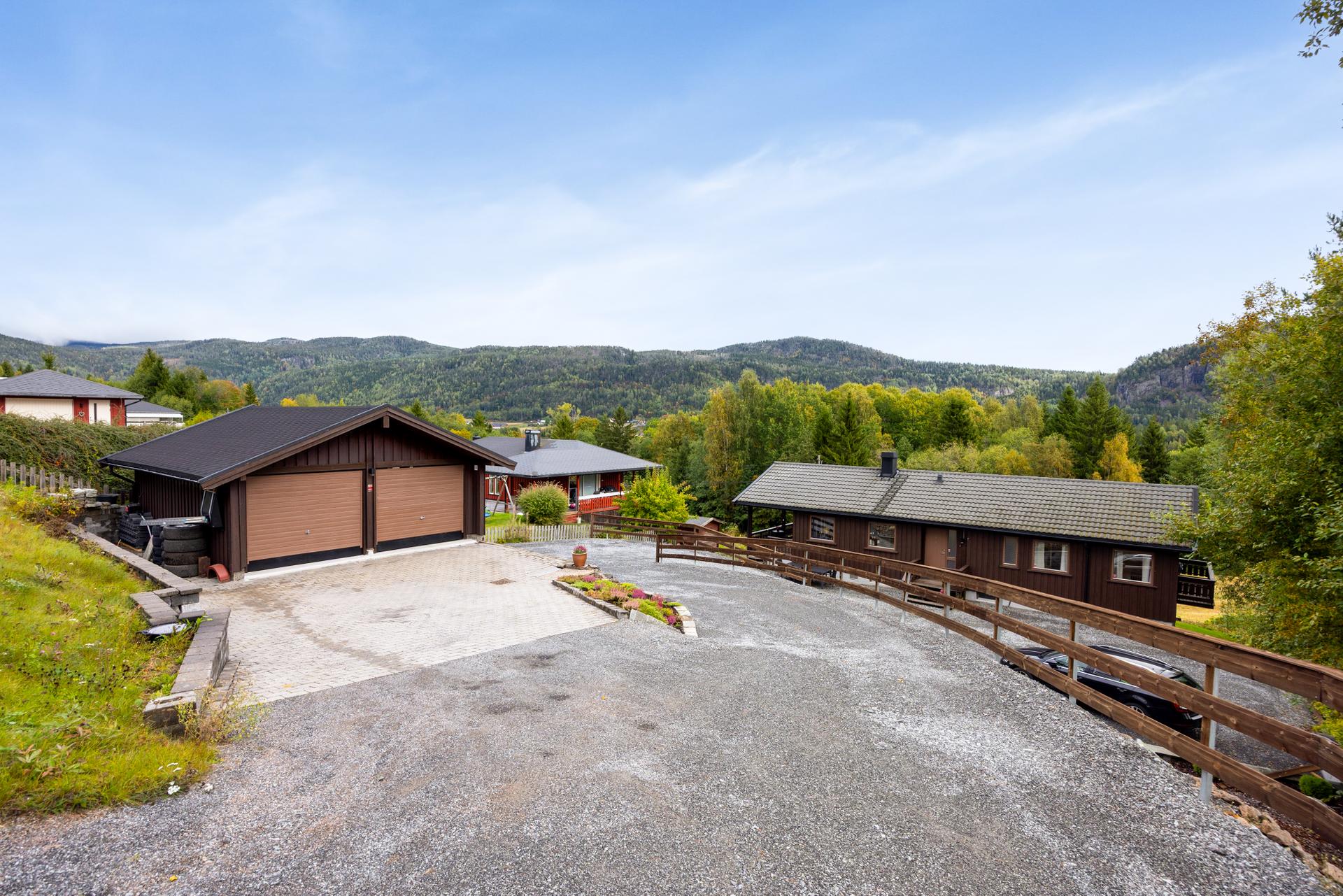 Eiendomsmegler Espen Thoresen presenterer Hegnavegen 14. Foto: Inbovi. Bilde nummer 1 av 3