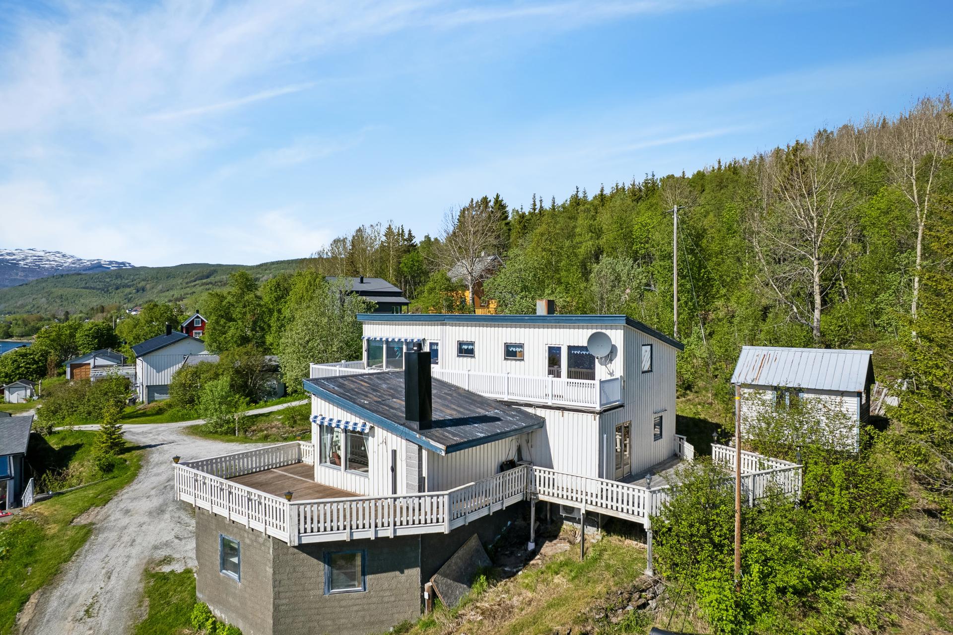 Enebolig over flere plan med store terrasser og egen garasje i underetasjen.. Bilde nummer 3 av 3