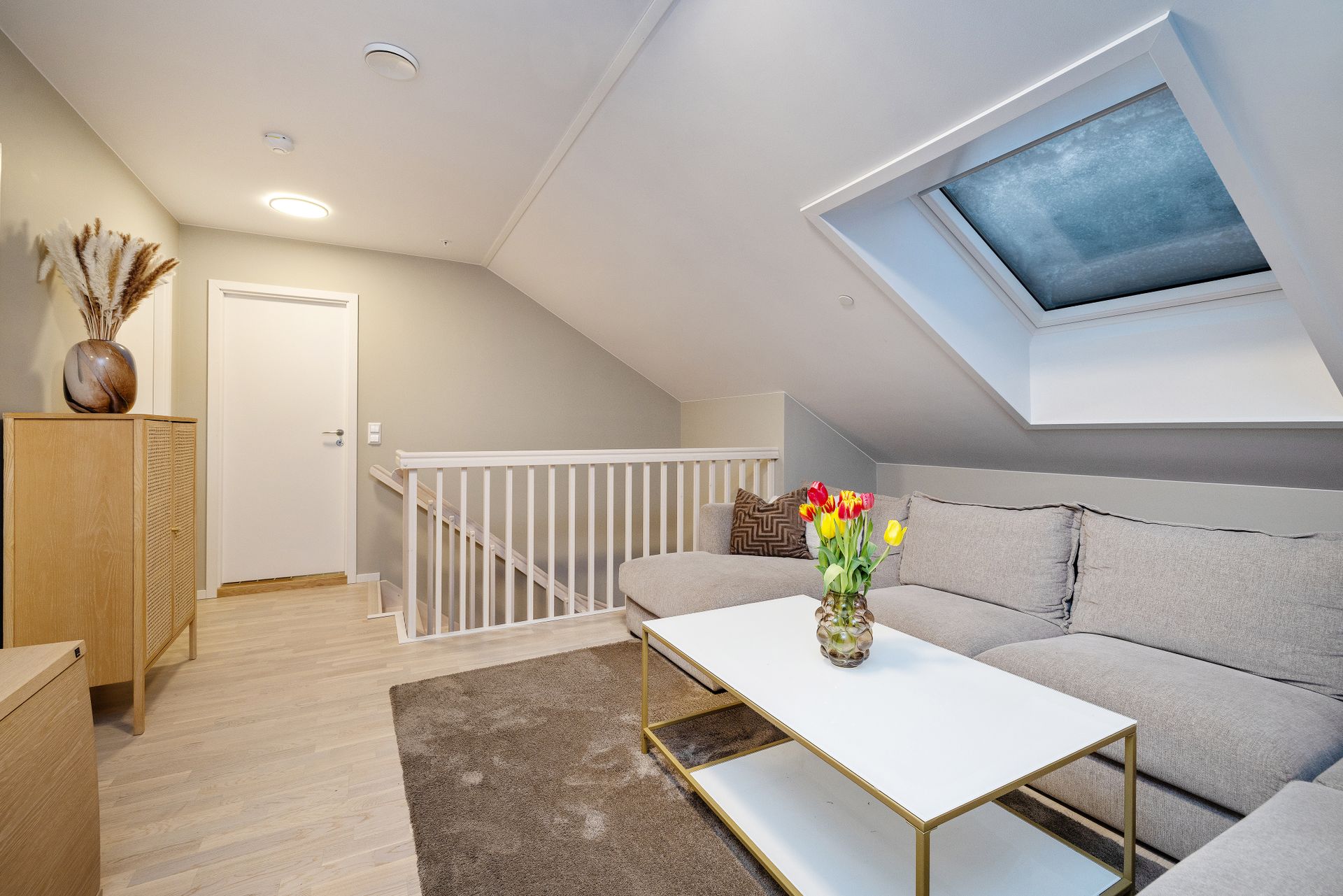 Velkommen til en flott leilighet over 2 etg. Flott romslig loftstue! Stuen fremstår lys og romslig med god plass til møblement. . Bilde nummer 3 av 3