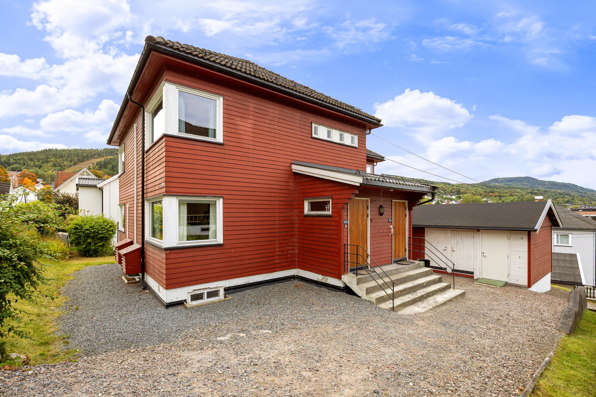 Tomannsbolig m/to boenheter | Frittstående garasje | Attraktiv beliggenhet | Kort vei til Drammen stasjon. Bilde nummer 2 av 3