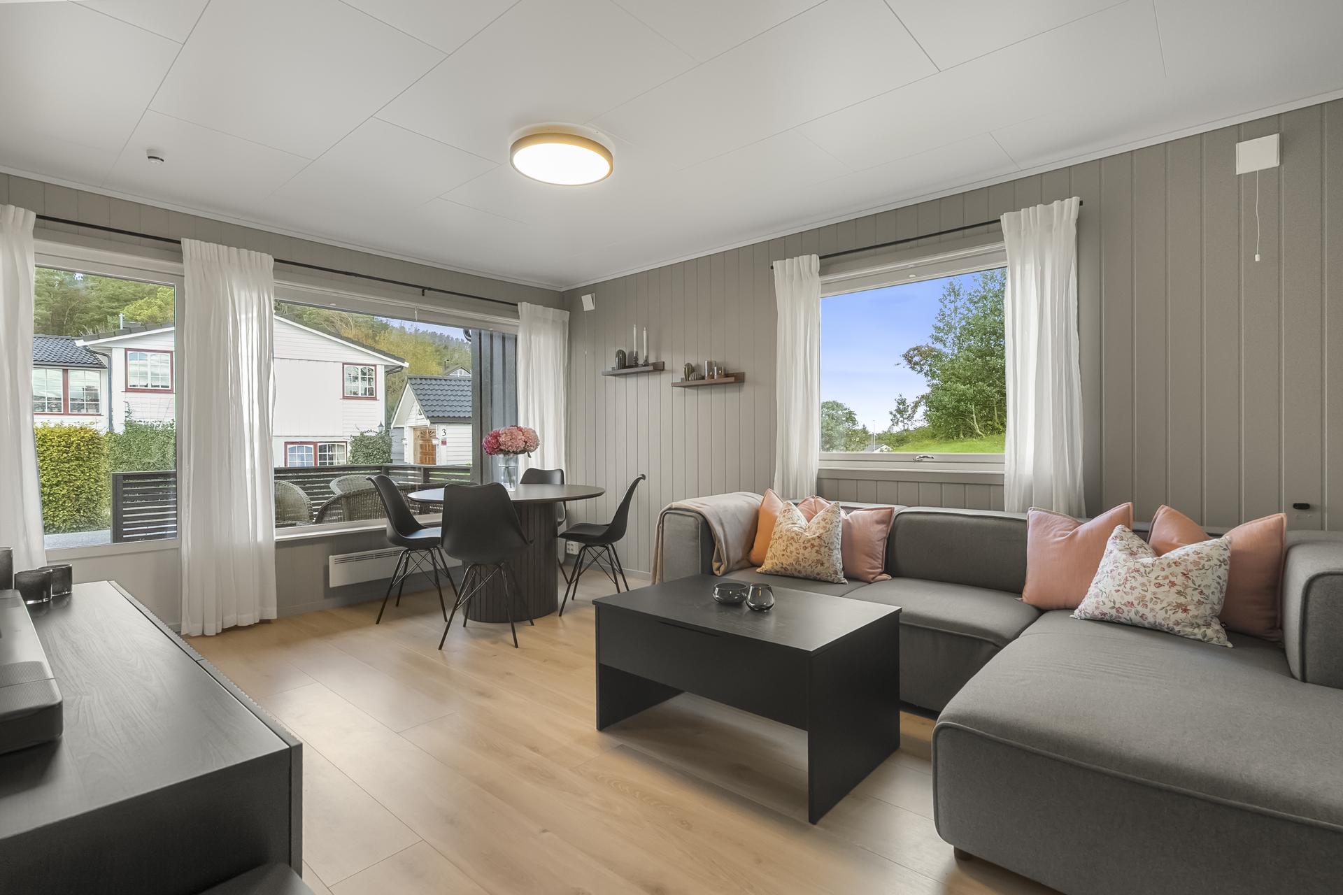 Lys og triveleg stove med god plass til både sofagruppe og spisebord.. Bilde nummer 3 av 3