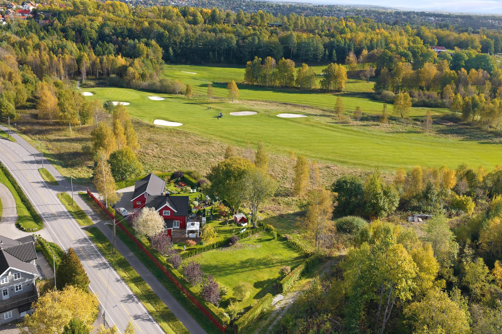 Eiendommen grenser direkte til golfbanen med fritt utsyn over grøntarealene.. Bilde nummer 3 av 3