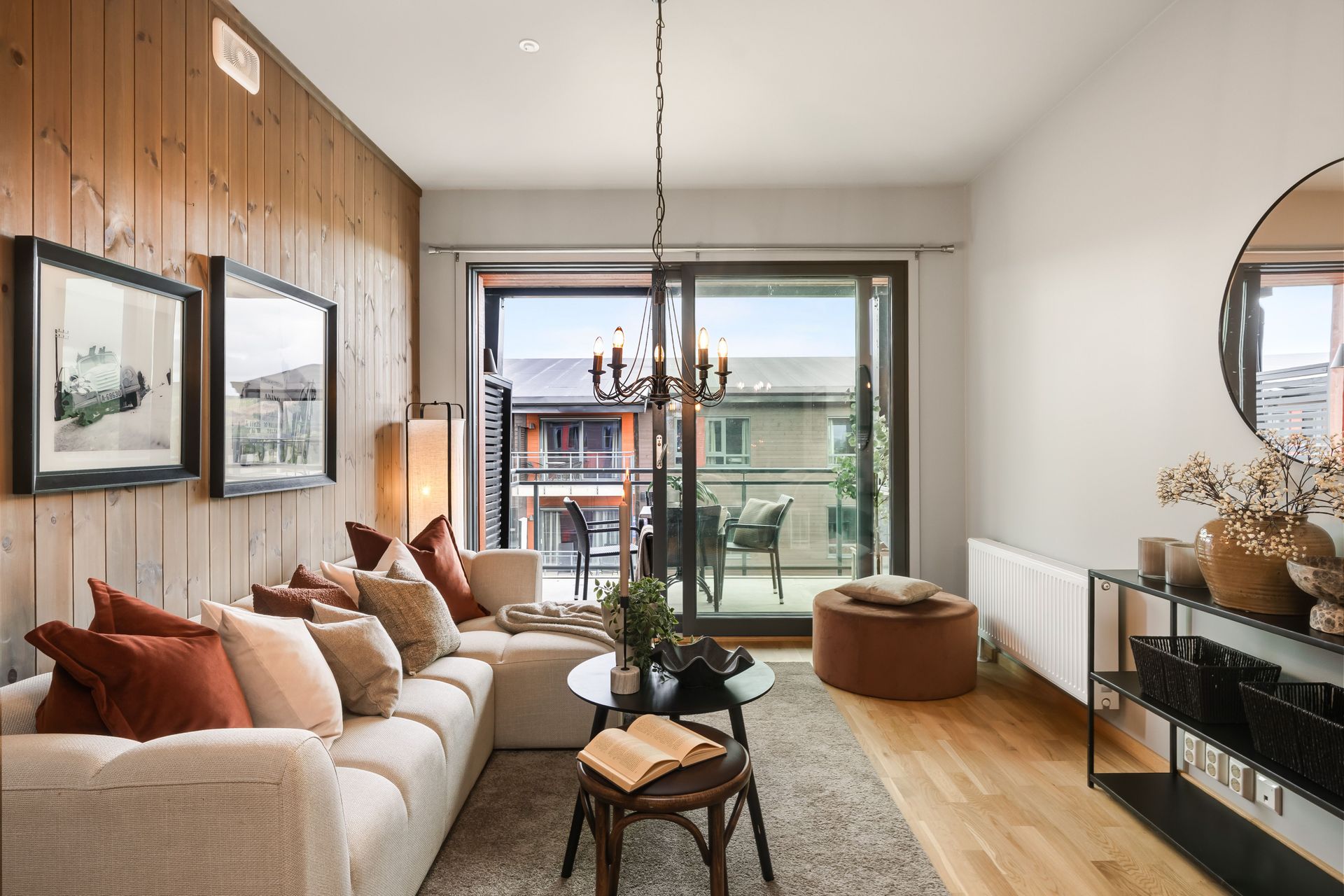 Eiendomsmegler 1 Sør-Norge v/Charlotte Andresen og Petter Birkrem har gleden av å presentere Hotellvegen 2. Foto: Husfoto. Bilde nummer 1 av 3