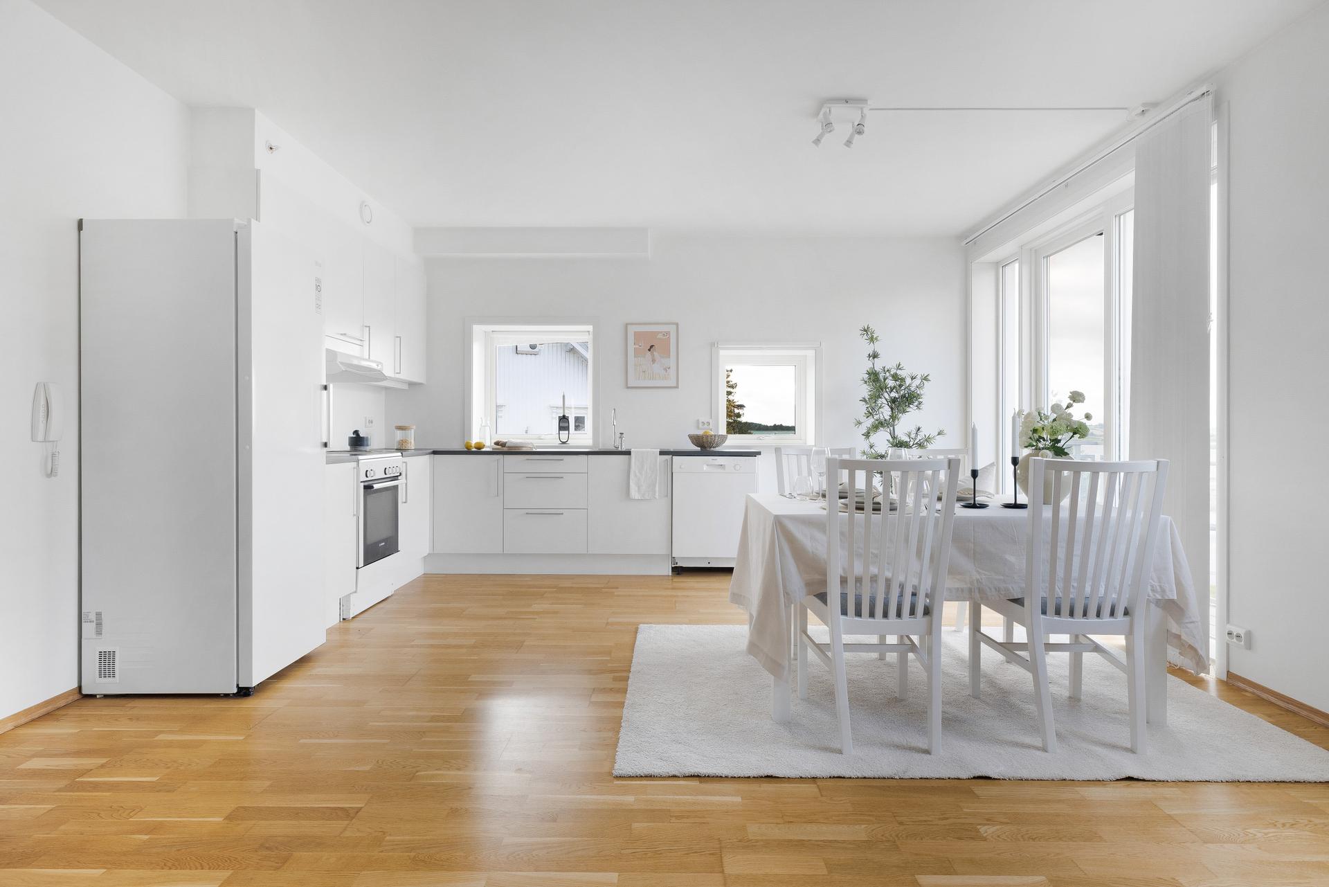 Kjøkkenet har åpen kjøkken/stue løsning. Bilde nummer 3 av 3