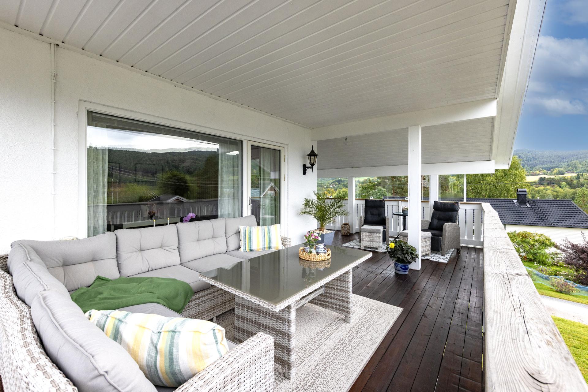 Flott veranda med god plass til møblement.. Bilde nummer 3 av 3