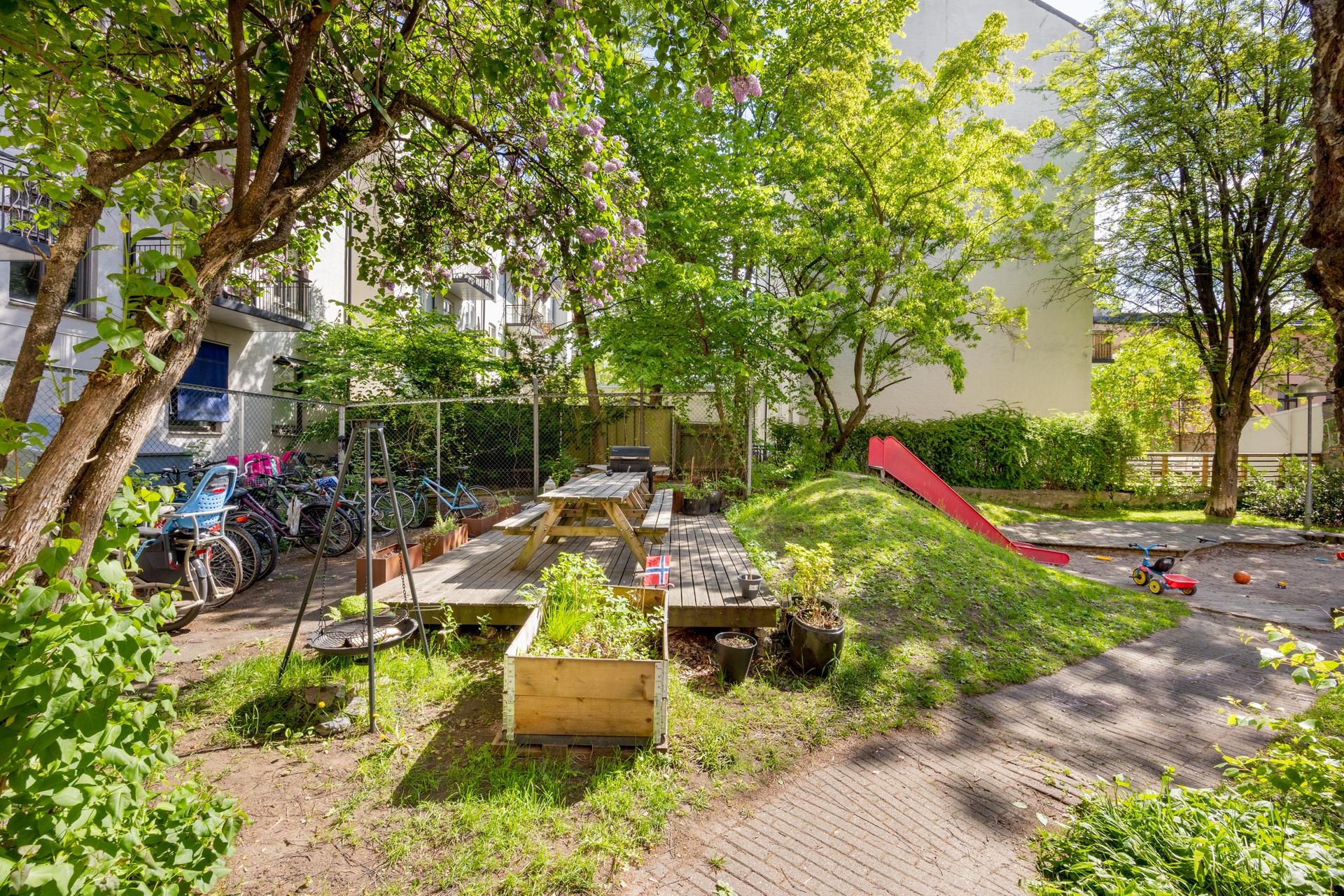 Fellesarealene er utstyrt med sittegrupper og sykkelparkering.. Bilde nummer 3 av 3