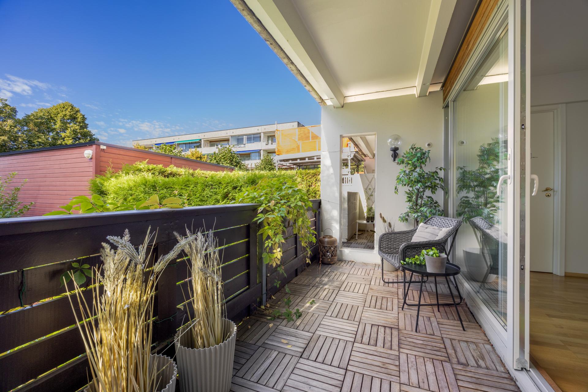 Delvis overbygget terrasse med tremmegulv og god plass til utemøbler.. Bilde nummer 3 av 3