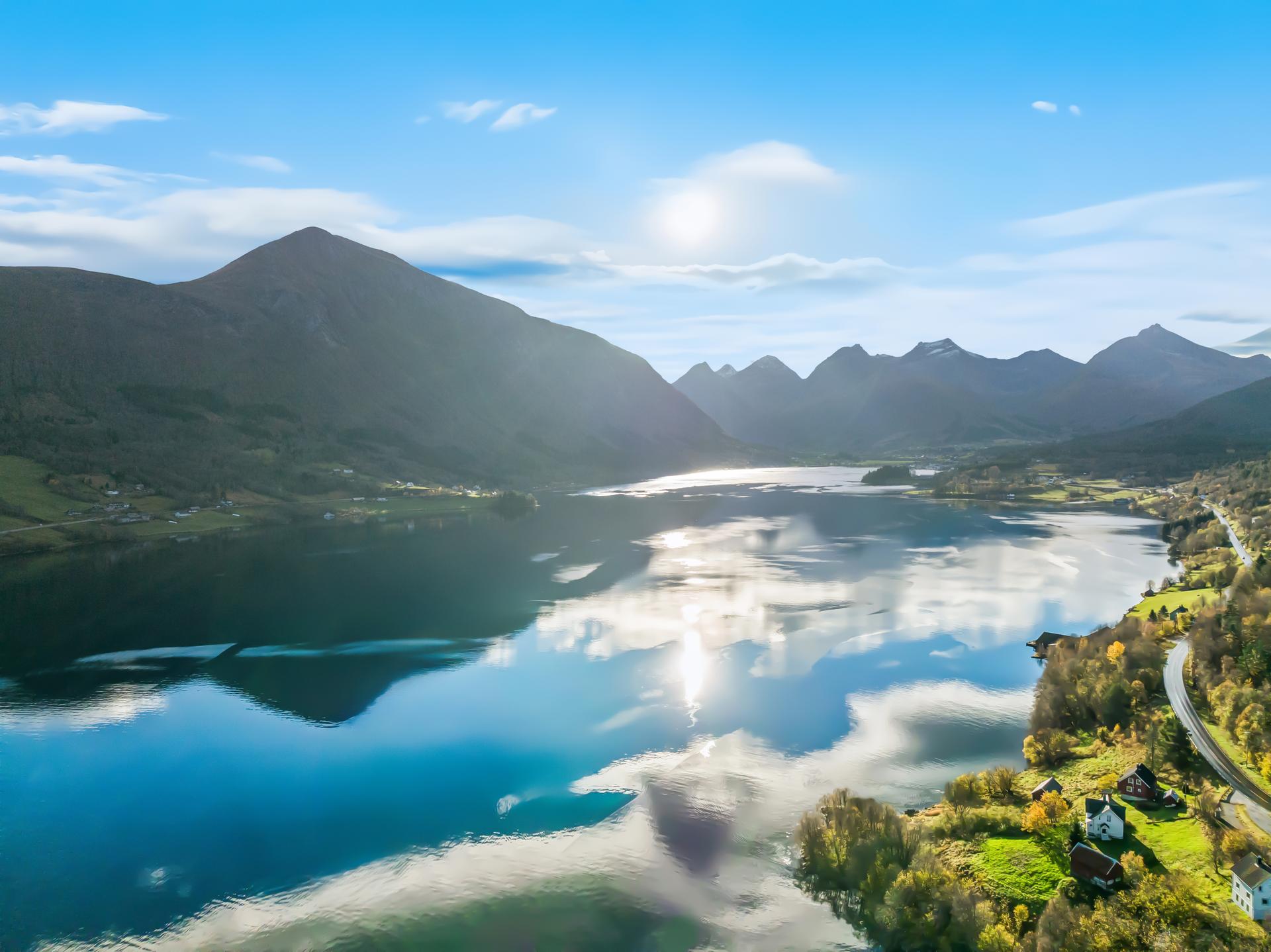 Eiendommen ligger i Eikneset i Vestnes kommune, et rolig område med nærhet til sjøen og flott utsikt innover Tresfjorden. Bilde nummer 3 av 3