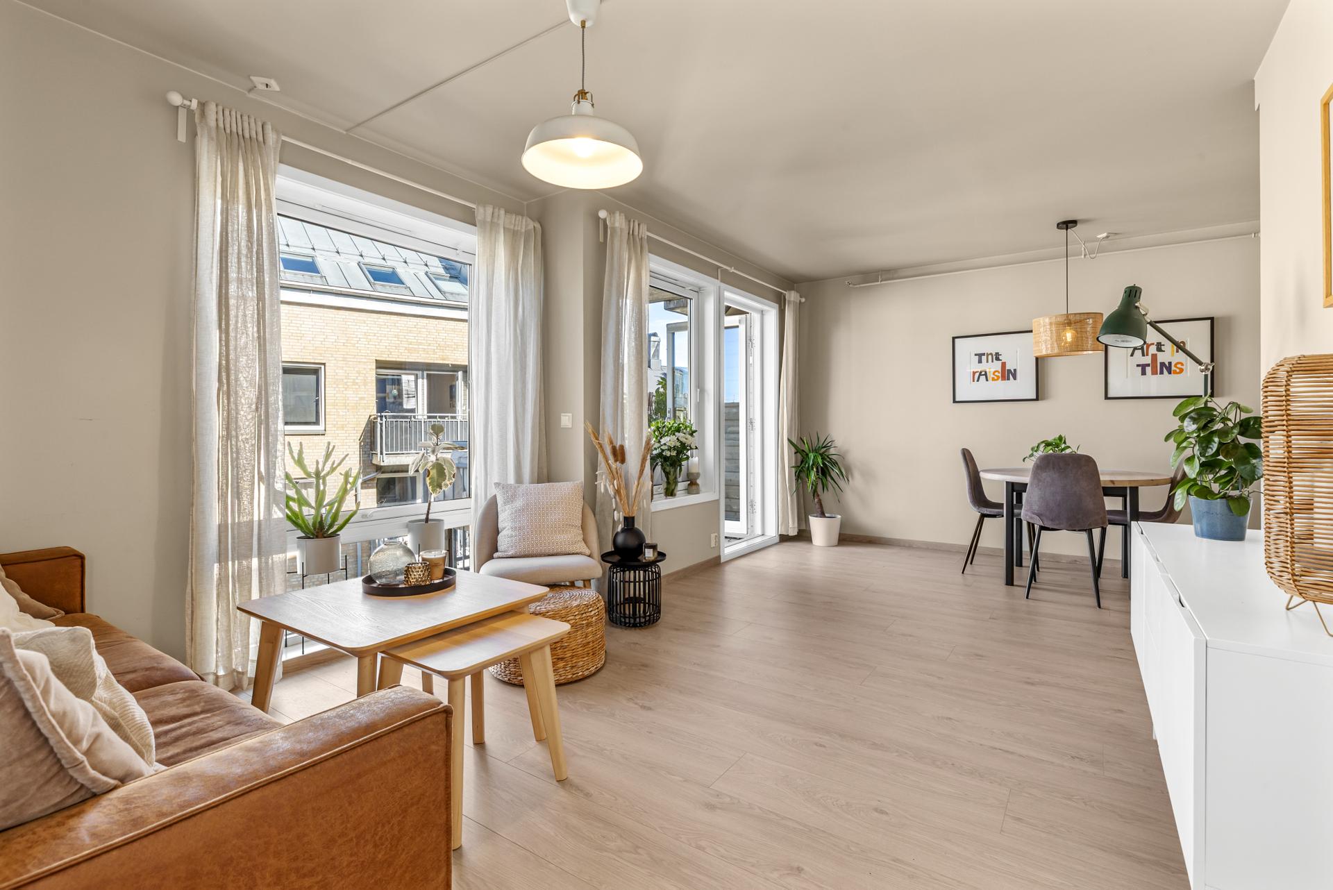 Velkommen til Lakkegata 68A. Hyggelig 2-roms i bygård fra 2003 | Heis | Balkong | Garasjemulighet* | Sentral beliggenhet i stille gate. Foto: Brox Foto AS.. Bilde nummer 1 av 3