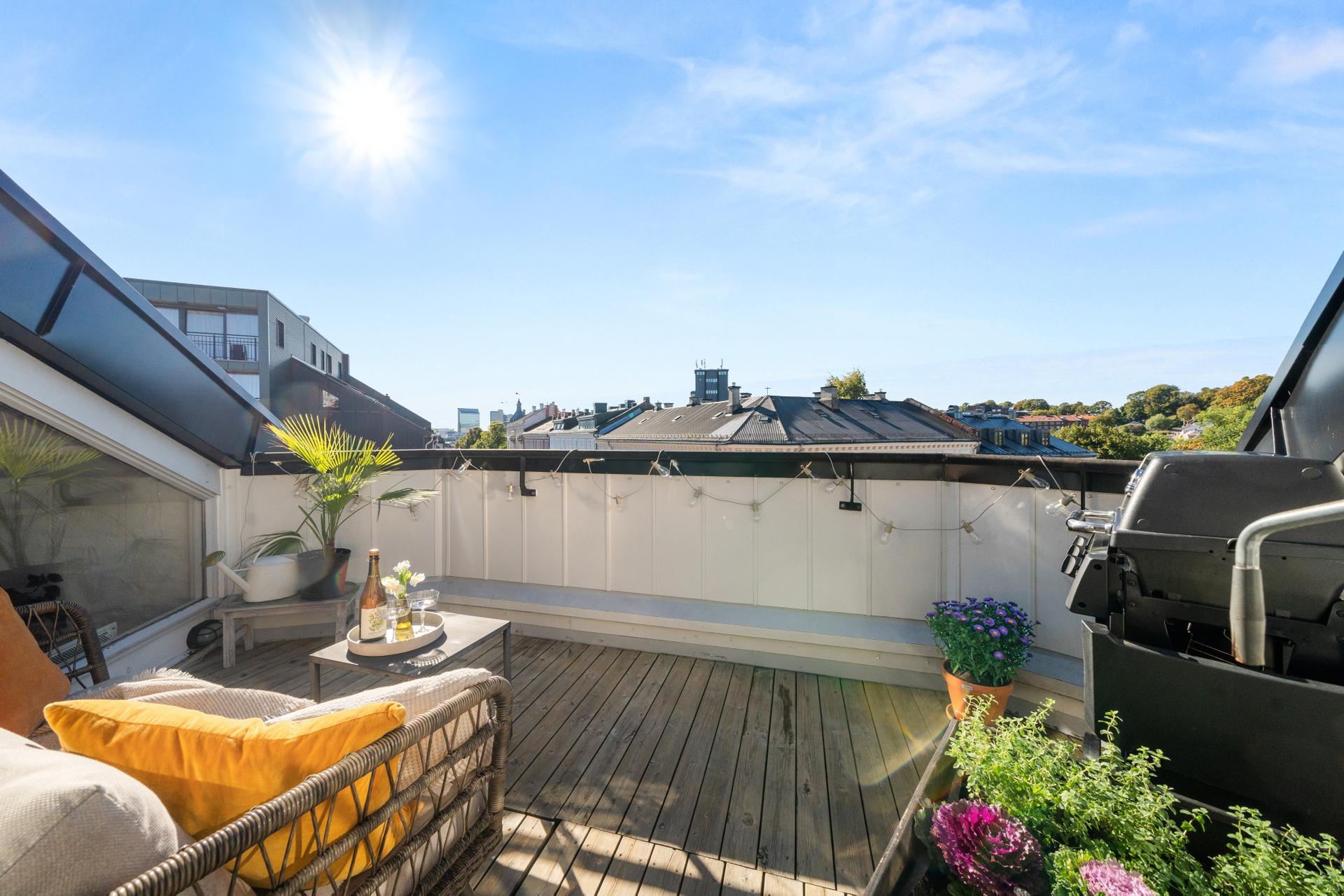 Lys og særpreget loftsleilighet med egen takterrasse og flott utsyn over nabolaget.. Bilde nummer 2 av 3
