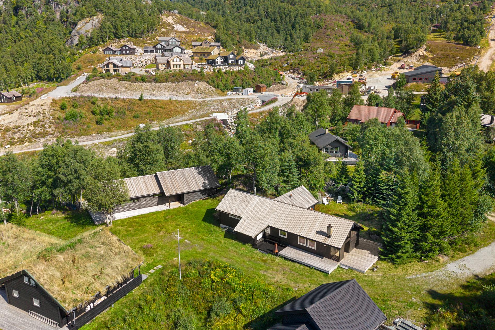 Dan Chruickshank presenterer: Romslig, lun og velholdt hytte på skjermet hyttefelt m/ski in/ski out. 3 sov/2 stuer + 2 hemser. God p-plass. Solrikt og privat, skjermet av skogholtet på baksiden av hytten.. Bilde nummer 1 av 3