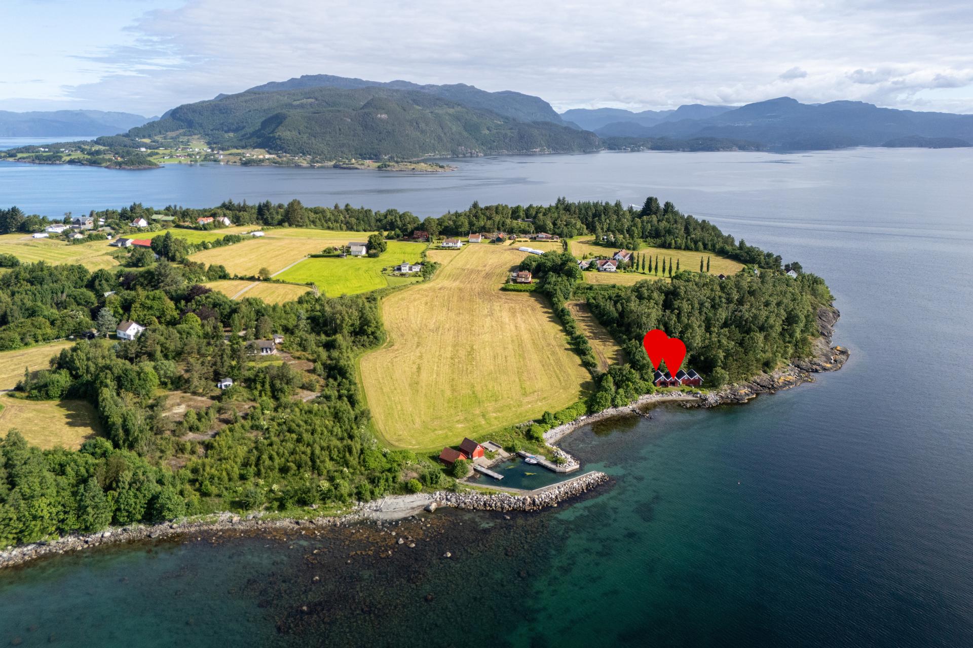 Eiendommen ligger usjenert til på Foldøyna, med sjøen på tre sider.. Bilde nummer 2 av 3