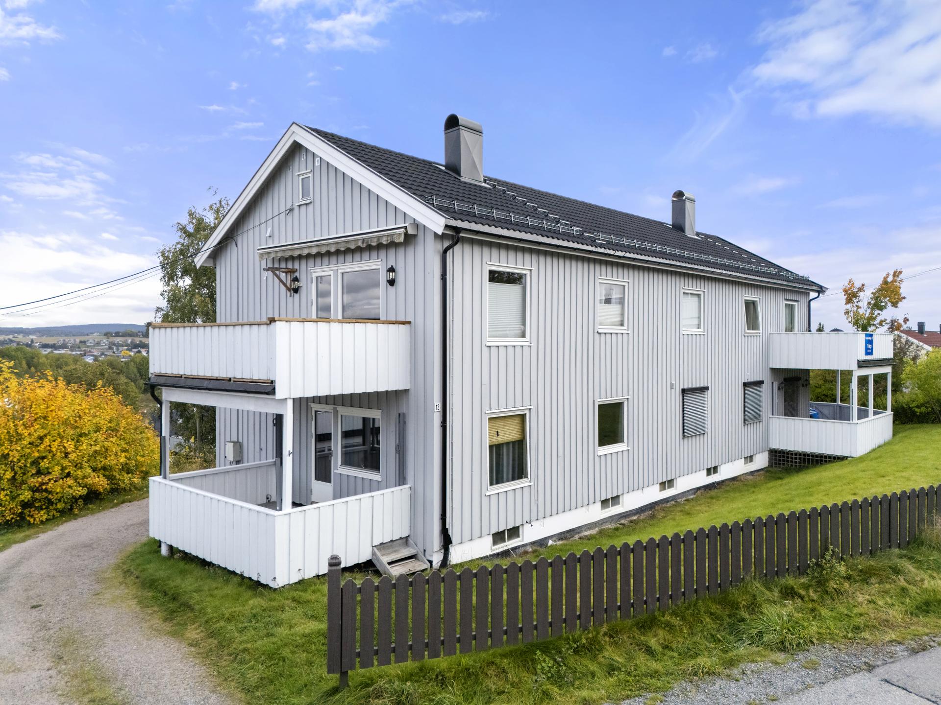 Dette er en andelsleilighet i 1. etasje i en firemannsbolig tilknyttet Elverhøy Borettslag. Her får du fasiliteter som balkong, parkeringsplass og peisovn.. Bilde nummer 2 av 3