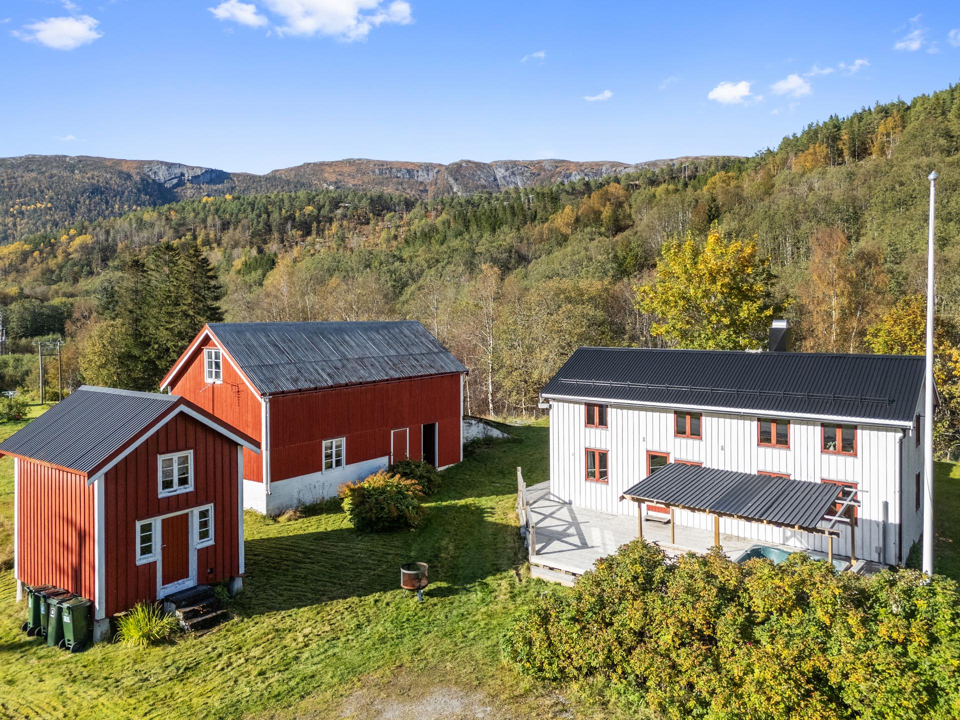 Eiendomsmegler 1 v/ Sindre Belsås har gleden av å presentere denne flotte eiendommen på Krokstadøra!
Foto: Interiørfoto v/Haukdal. Bilde nummer 1 av 3
