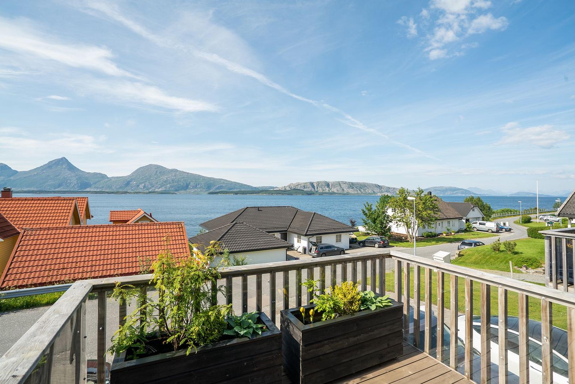 Rekkehus over to plan med nydelig utsikt mot fjorden og de omkringliggende fjellene.. Bilde nummer 2 av 3