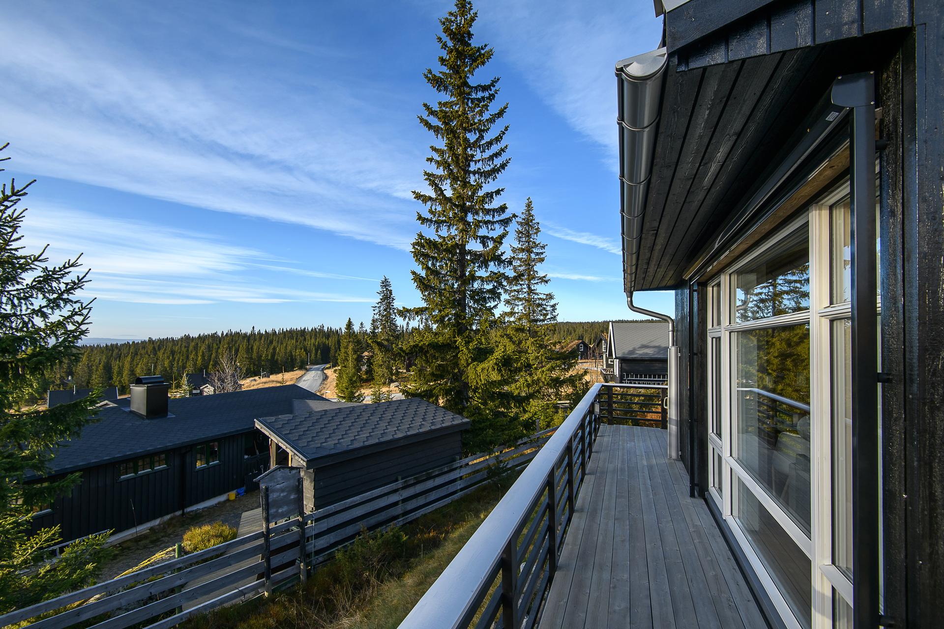 Utsikt fra hytta og utover hyttefeltet. Det er kort vei til oppkjørte skiløyper med forbindelser til milevis med topp preparerte skiløyper. Trygg gangvei til sentrum av Sjusjøen. . Bilde nummer 2 av 3
