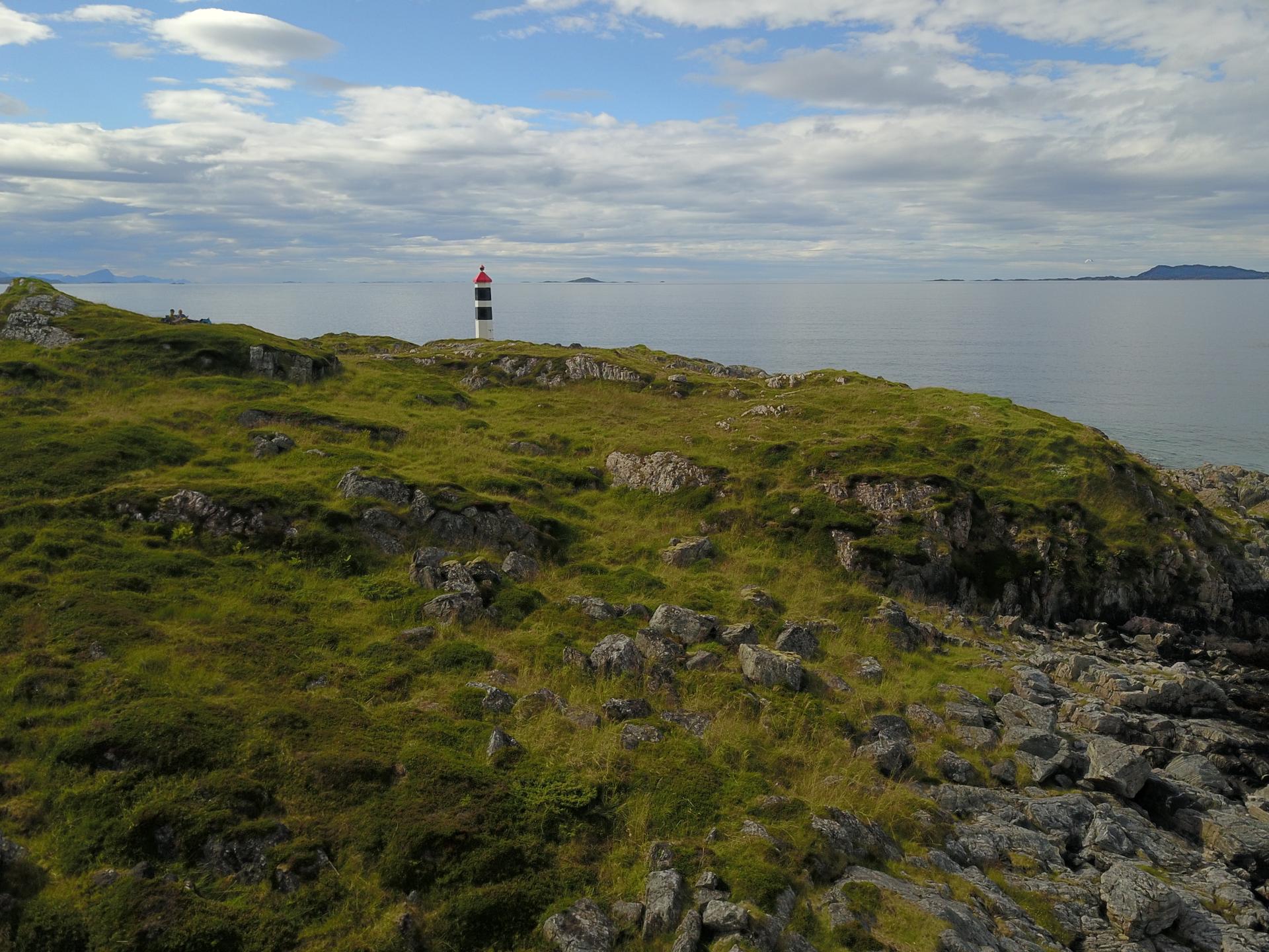 Klokkerholmen er en idyllisk holme med svaberg og kystnatur.. Bilde nummer 3 av 3