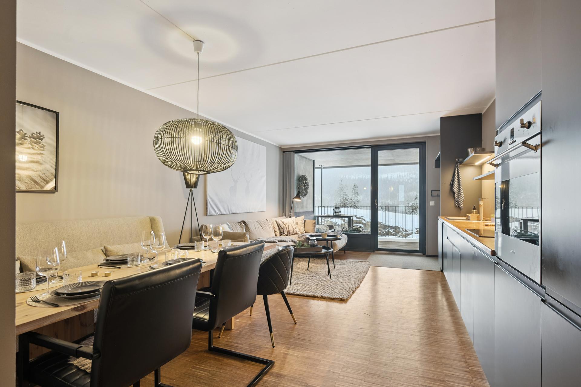 Lys og moderne stue med åpen løsning og utgang til solrik terrasse.. Bilde nummer 1 av 3