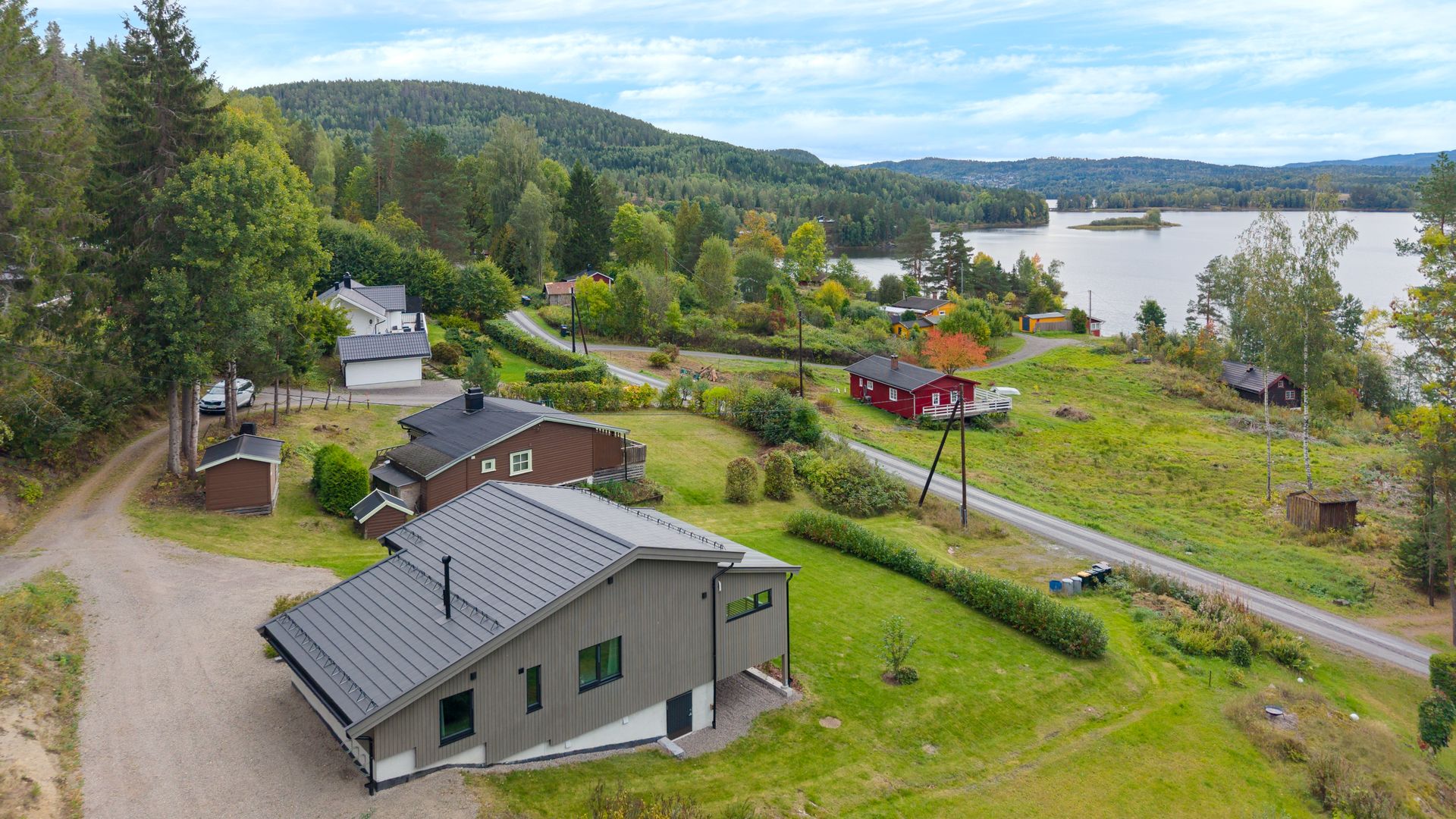 Kort vei ned til vannkanten med gode bade- og fiskemuligheter i Vikevannet.. Bilde nummer 3 av 3
