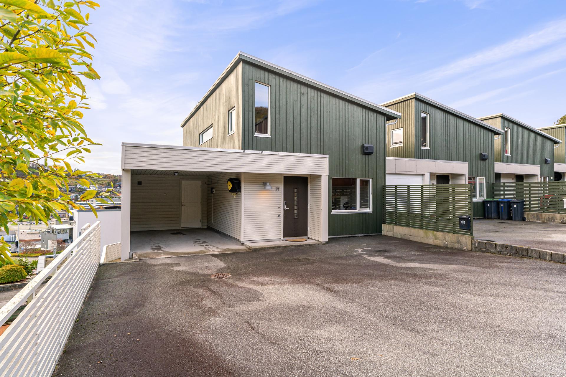 Innholdsrik enebolig over tre plan med stor terrasse og innglasset hagestue. . Bilde nummer 3 av 3