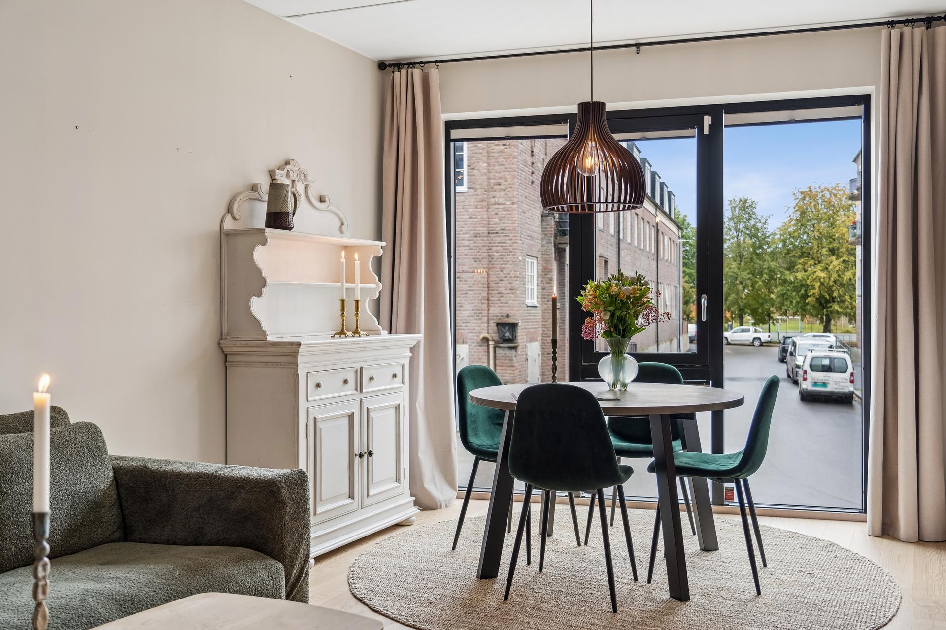 Leiligheten har en god planløsning med god plass til ønsket sosiale soner. . Bilde nummer 3 av 3