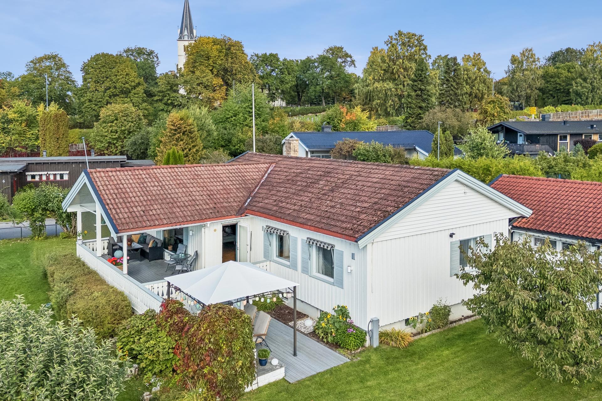 Frittliggende og innholdsrik enebolig over to plan med romslig tomt, beliggende i et veletablert og rolig boligområde på Ridabu.. Bilde nummer 2 av 3