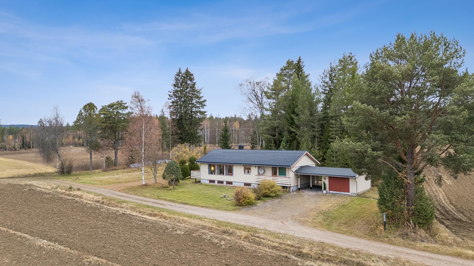 Enebolig over to plan beliggende i usjenerte og landlige omgivelser på Åsnes Finnskog.. Bilde nummer 2 av 3