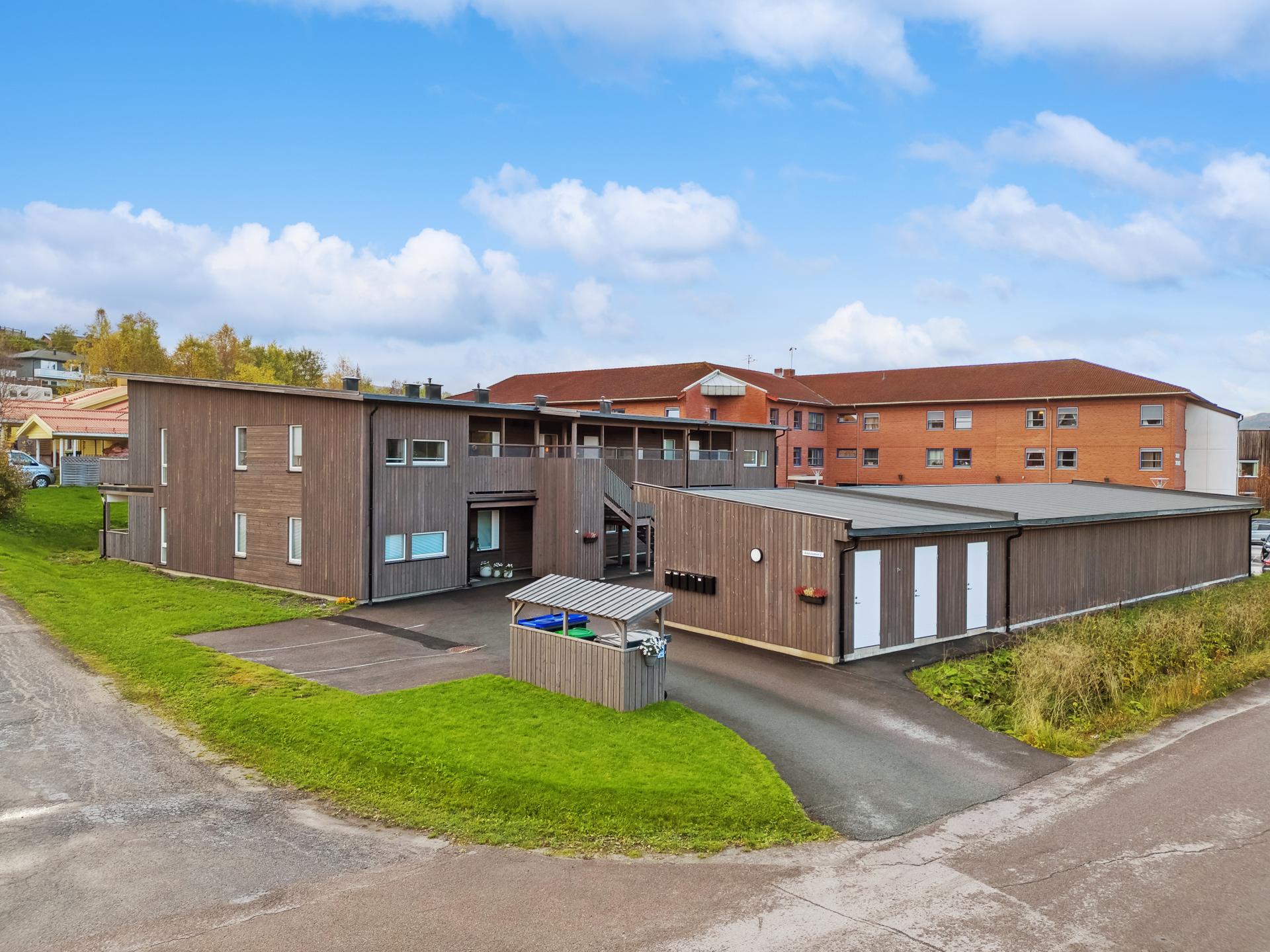 Carport og sportsbod følger med. Bilde nummer 3 av 3