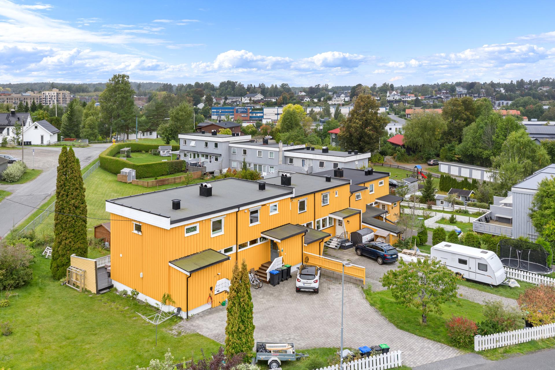 Eiendommen har en sentral beliggenhet i Vestby med tilhørende garasje og kort vei til togstasjon og skoler.. Bilde nummer 2 av 3