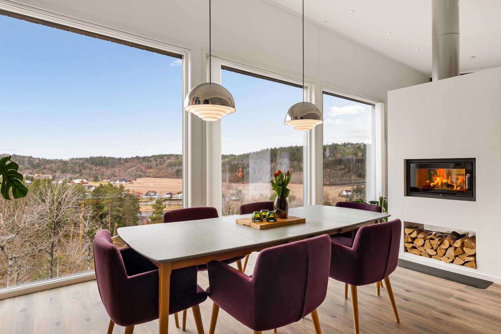 Ved vinduet finner du en flott spiseplass hvor du kan nyte måltider med en fantastisk utsikt over de landlige omgivelsene. Her blir naturen en del av opplevelsen – perfekt for rolige morgener og lange, hyggelige middager.. Bilde nummer 1 av 3