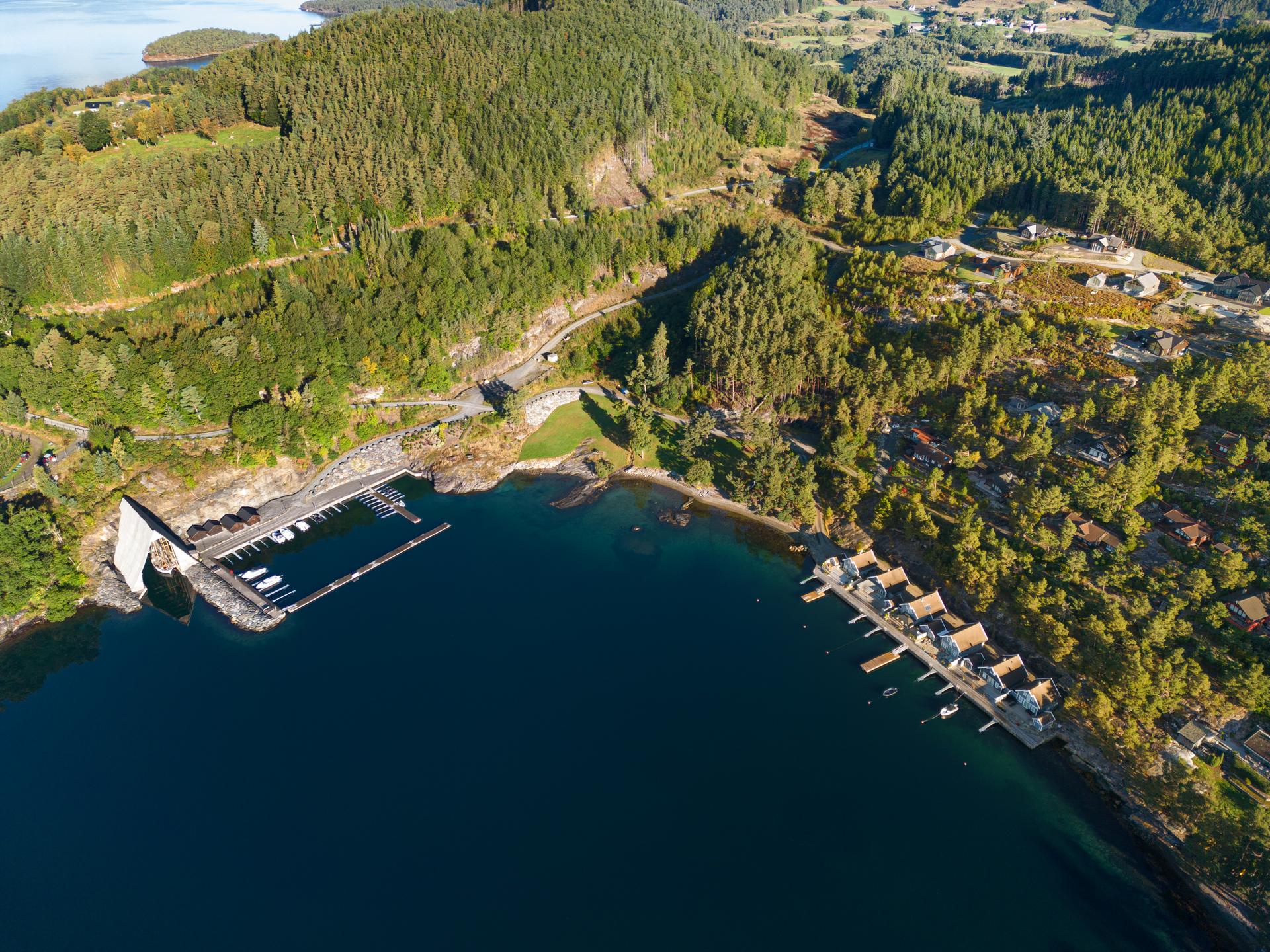 Idyllisk område ved Ostervågen på Randøy. Bilde nummer 3 av 3