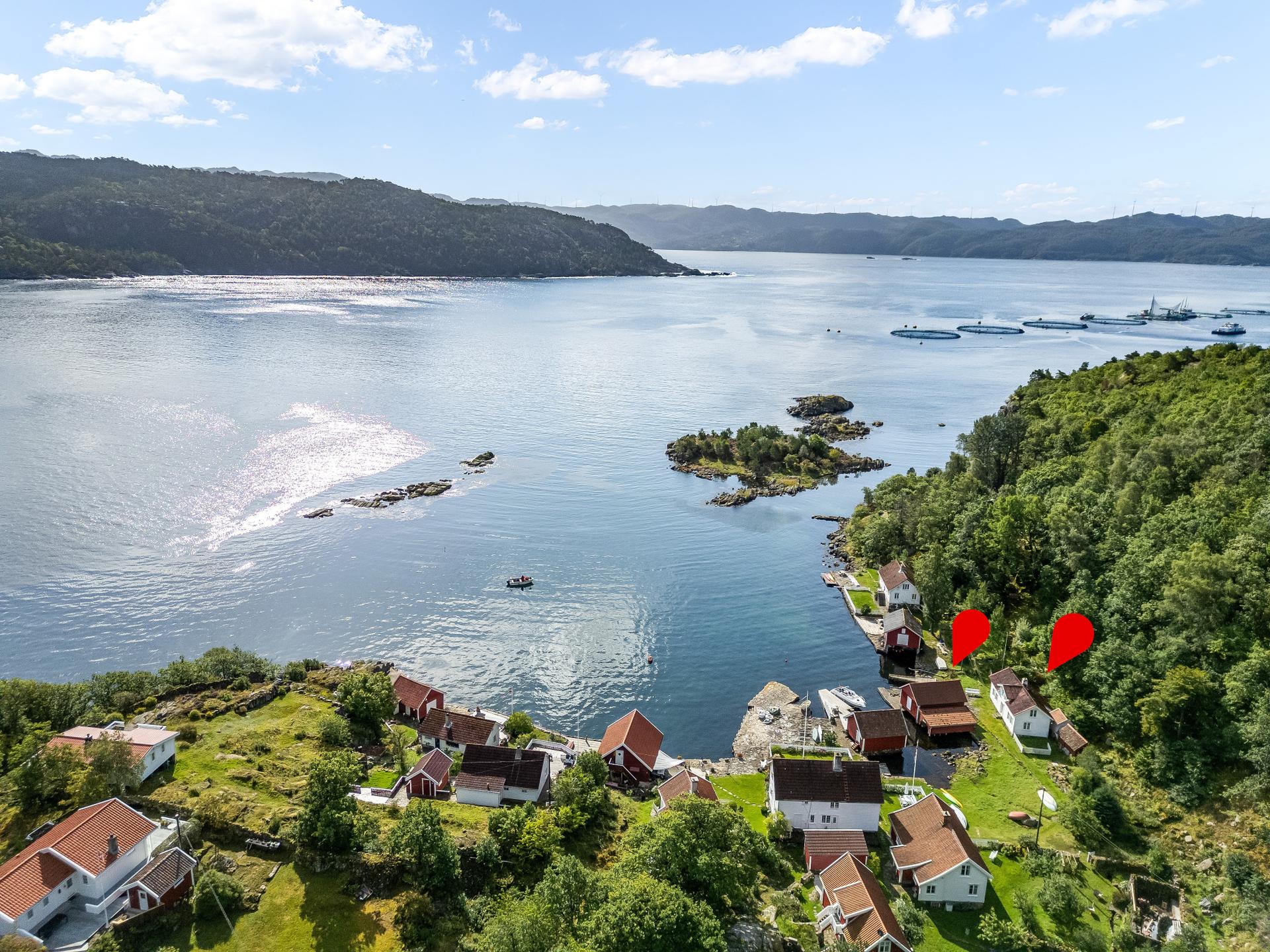 Eiendommen ligger ved Langelandsstrand - og består av fritidsbolig, sjøbod og 2 uthus samt egen brygge! . Bilde nummer 2 av 3