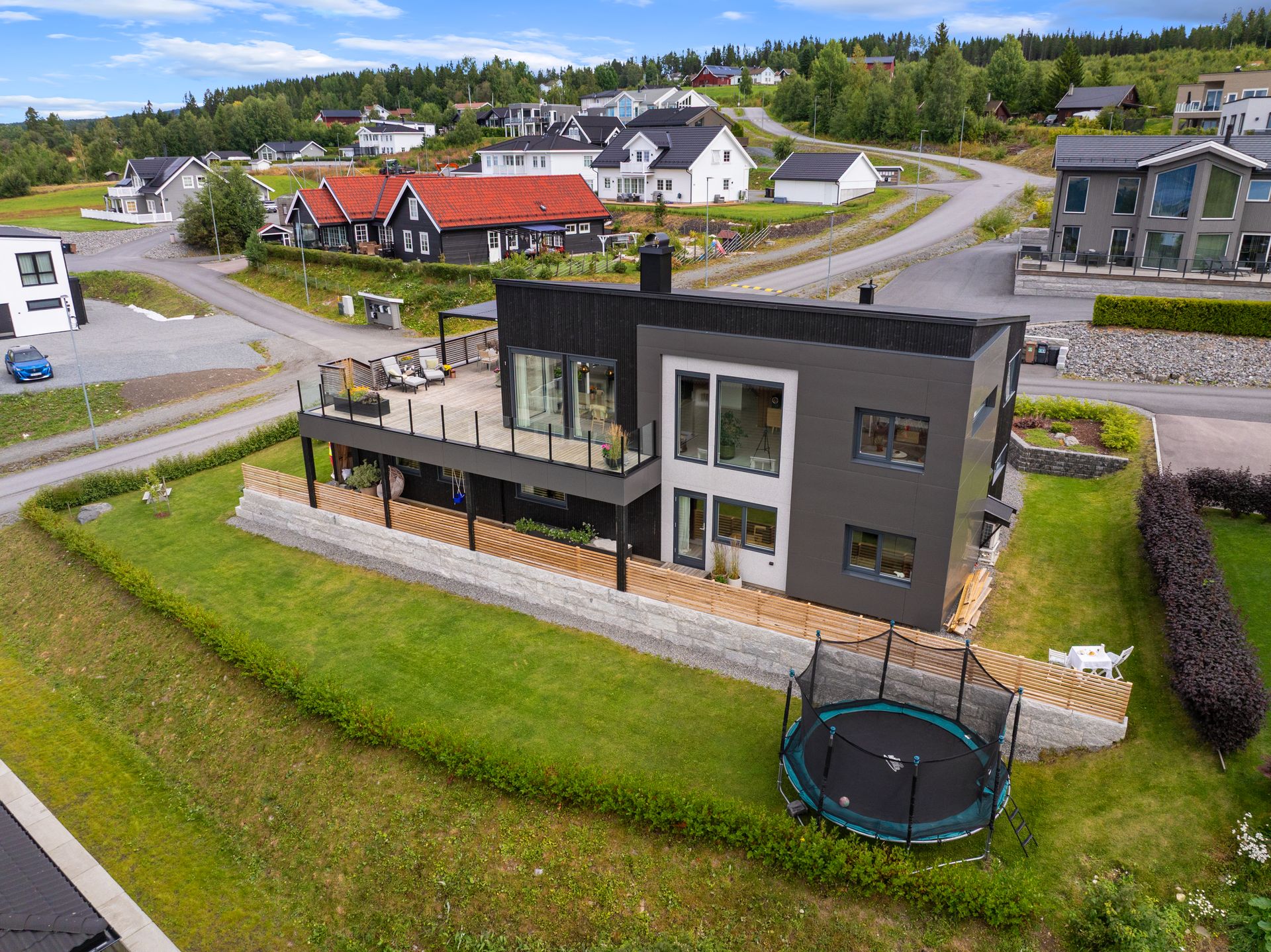 Dette er en gjennomført og påkostet enebolig fra 2022, hvor selger har vært bevisst på både materialvalg, praktiske løsninger og estetiske detaljer. Bilde nummer 2 av 3