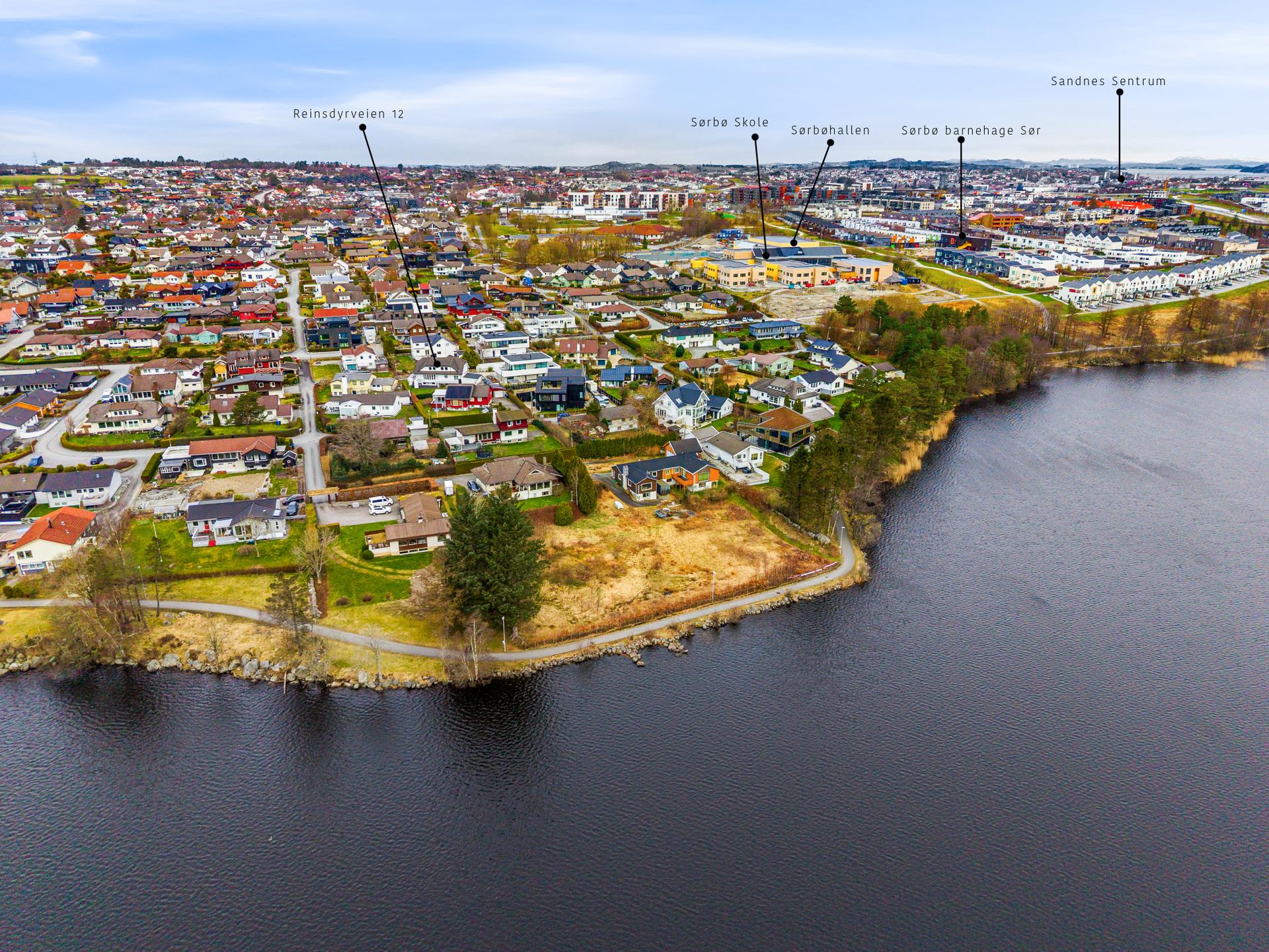 Dan Chruickshank presenterer: Innholdsrik enebolig (272m2) m/prima plassering og tomt på 897kvm like v/Stokkalandsvatnet. 2 garasjer. Solrikt.. Bilde nummer 3 av 3