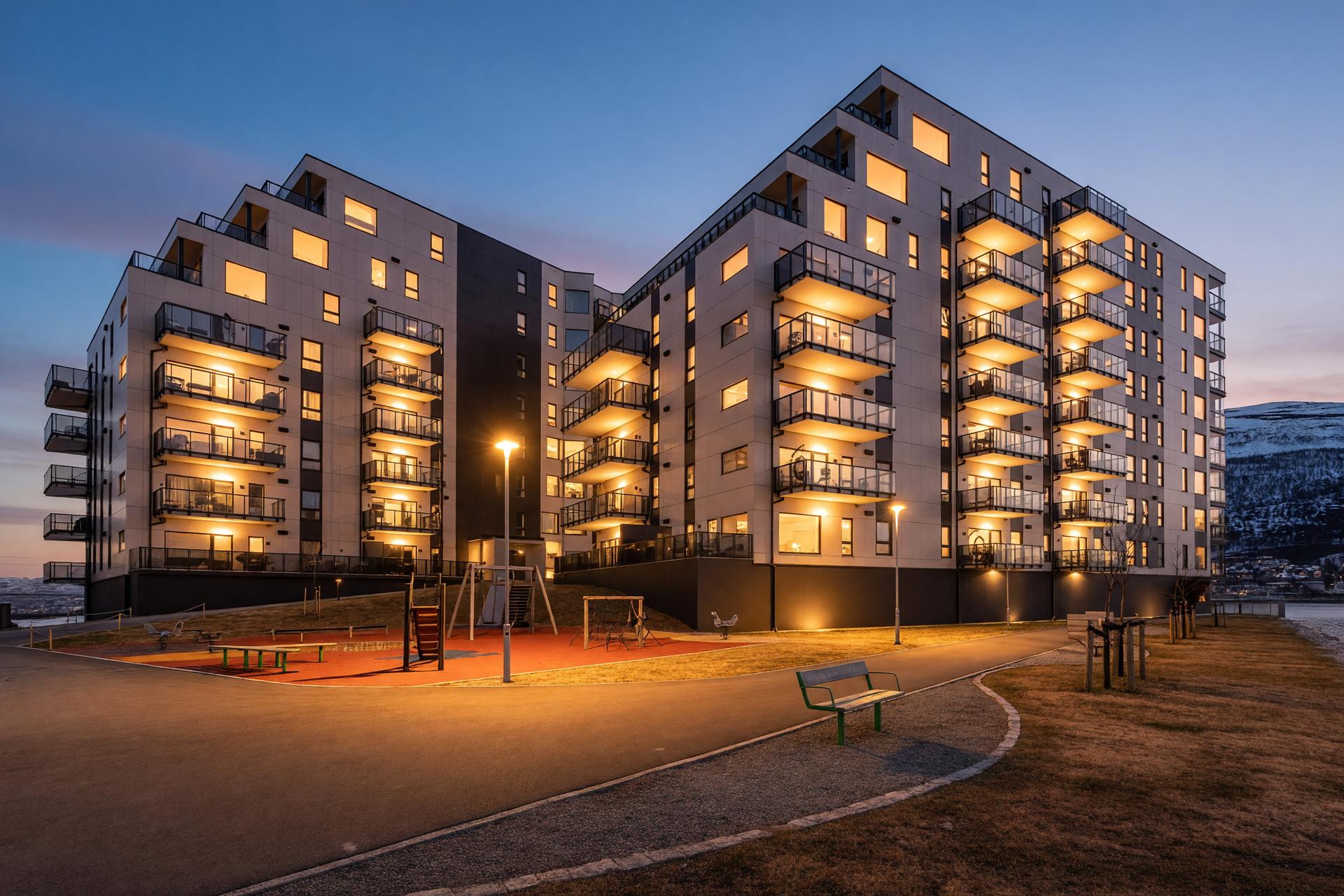 Nyholmen stod ferdig i 2024 og kjennetegnes av moderne arkitektur og vedlikeholdsfrie fasadeplater.. Bilde nummer 2 av 3